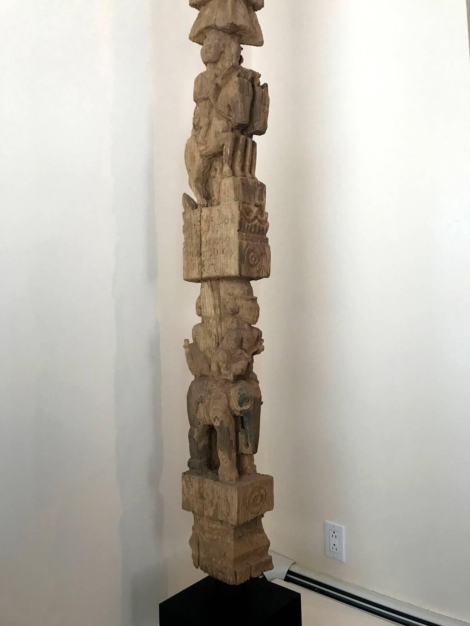 Superbe poteau architectural birman ancien sur support d'exposition Bon état - En vente à Atlanta, GA