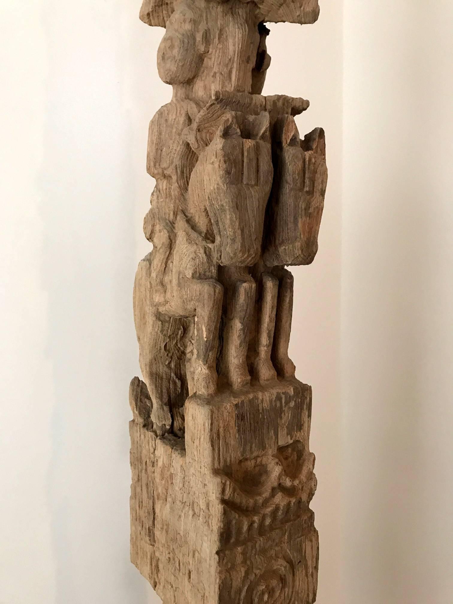 Teck Superbe poteau architectural birman ancien sur support d'exposition en vente