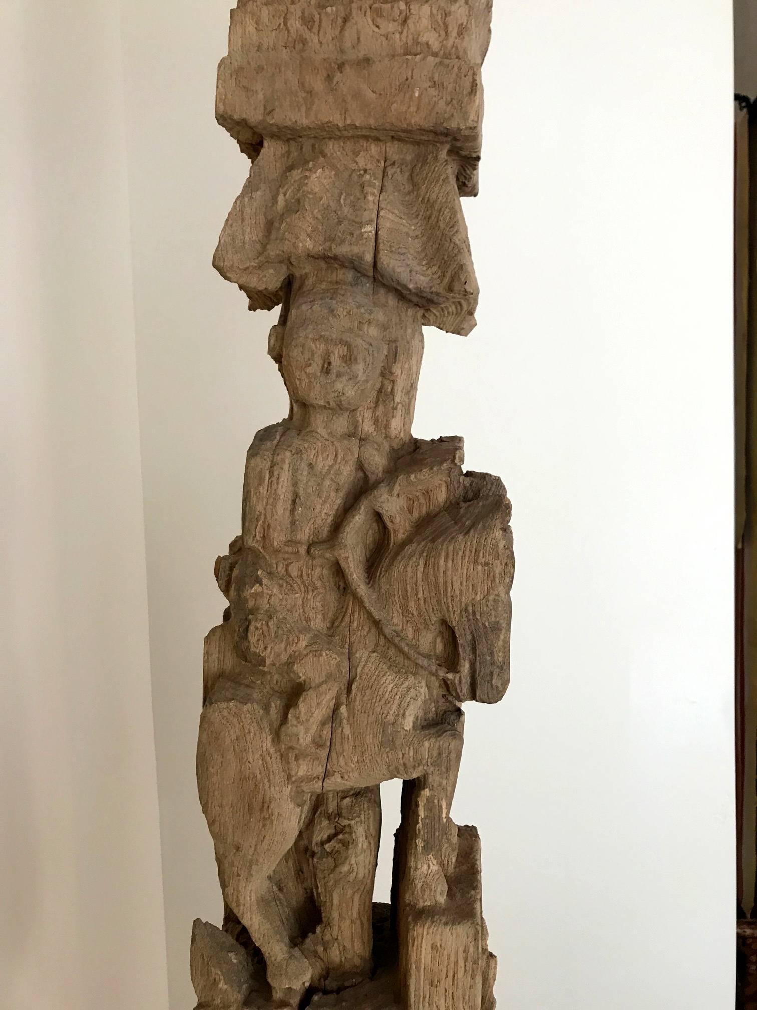Atemberaubende antike birmanische architektonische Stange auf Ausstellungsständer im Angebot 1