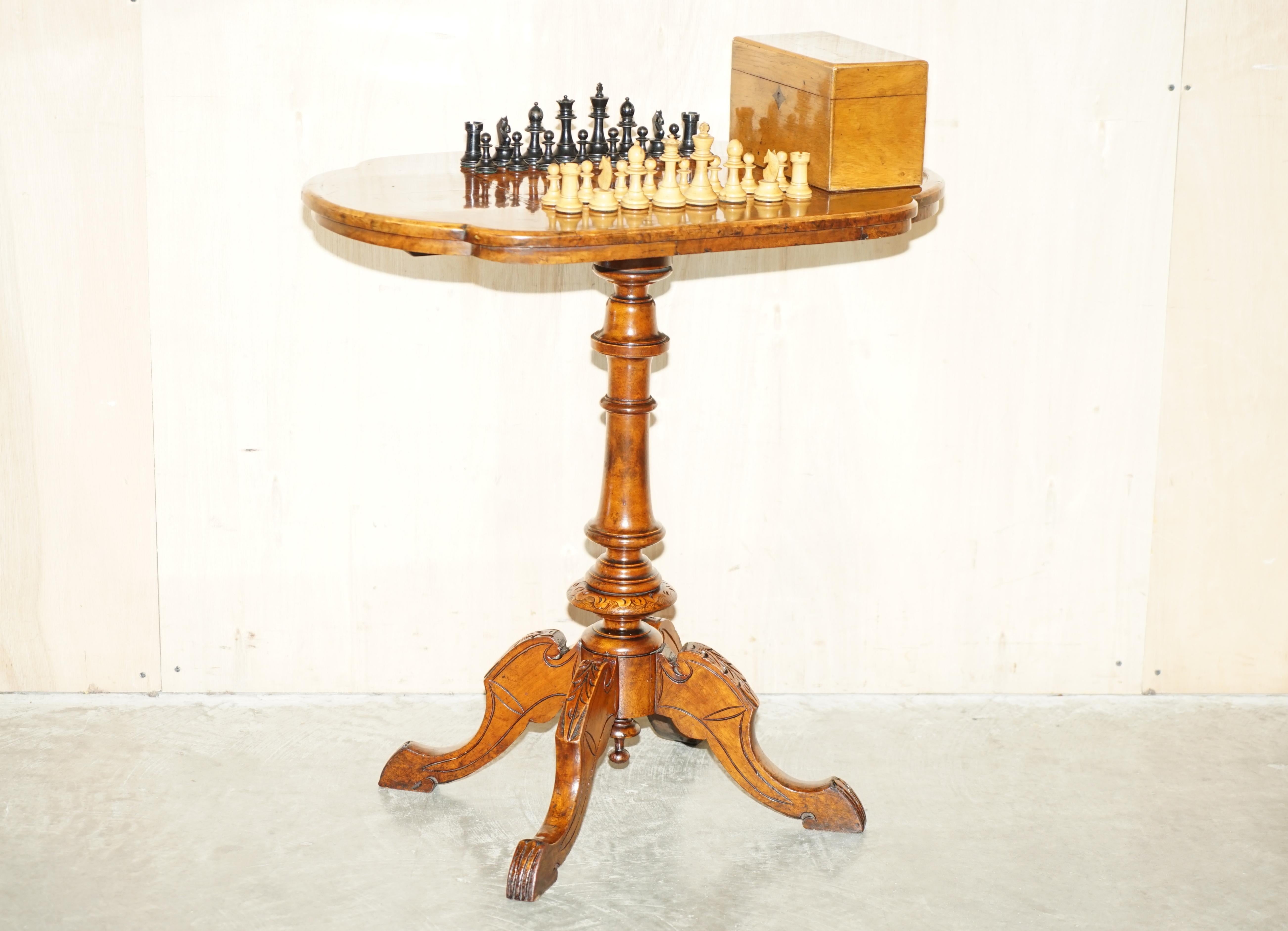 Wir freuen uns, diese schöne circa 1880 handgefertigt in England Burr Walnut Klapptisch komplett mit Staunton Schachspiel zum Verkauf anbieten

Ein sehr gut aussehendes, gut gemachtes und funktionelles antikes Möbelstück, es ist äußerst dekorativ,