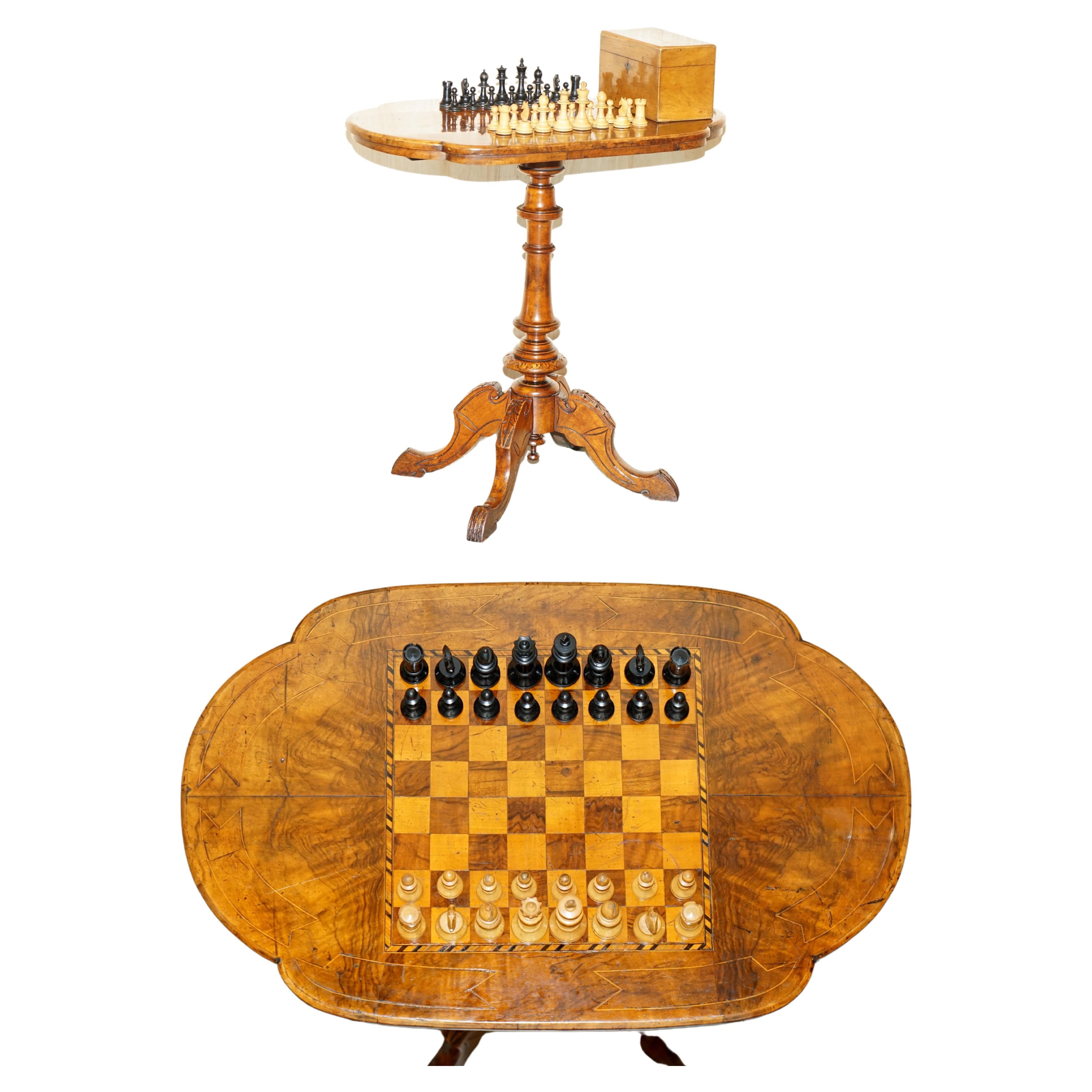 Superbe table d'échiquier ancienne en ronce de noyer avec jeu de pièces d'échecs Staunton