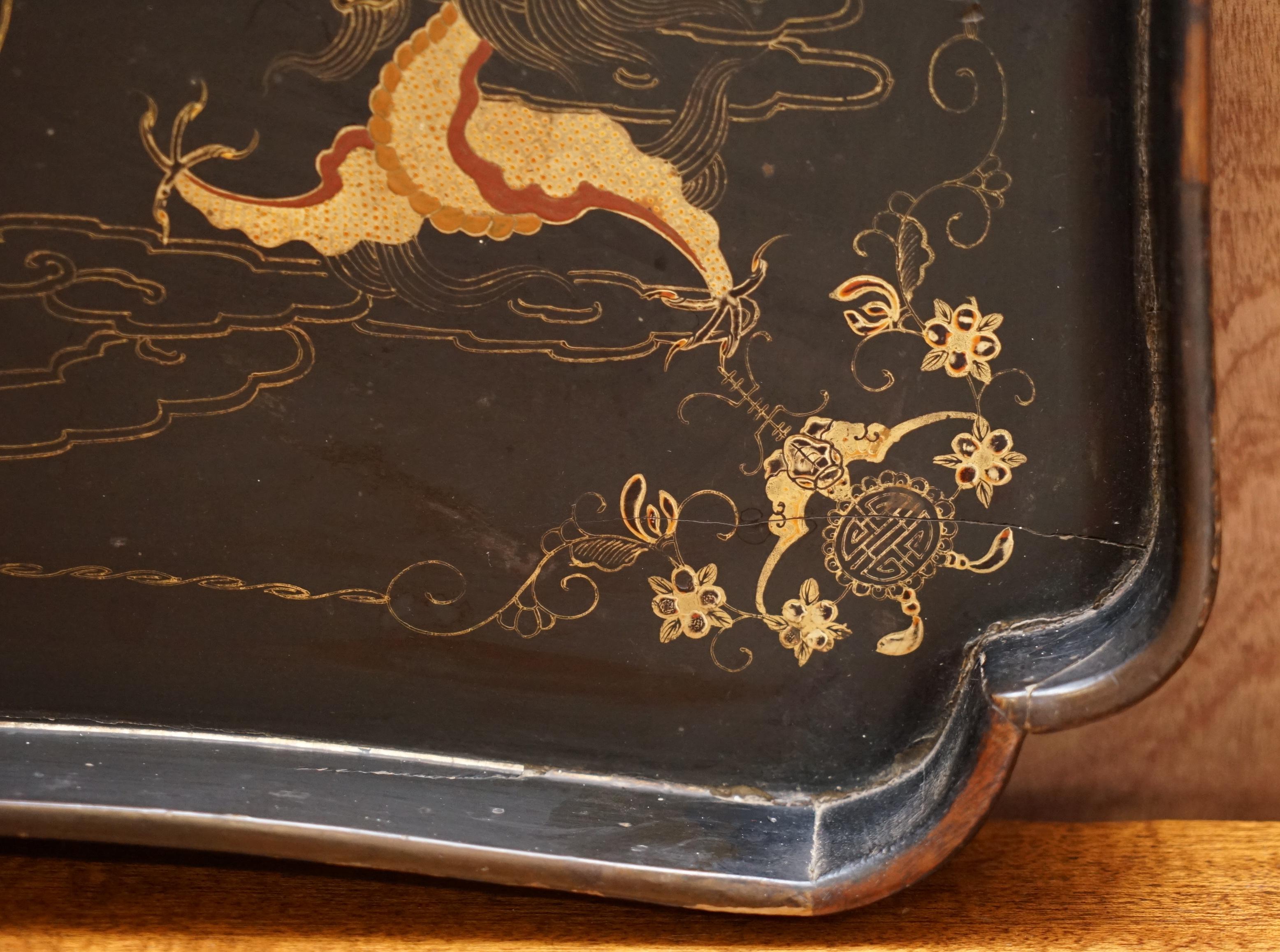 Impresionante bandeja china antigua de papel maché pintada de dorado para servir la cena Fines del siglo XIX