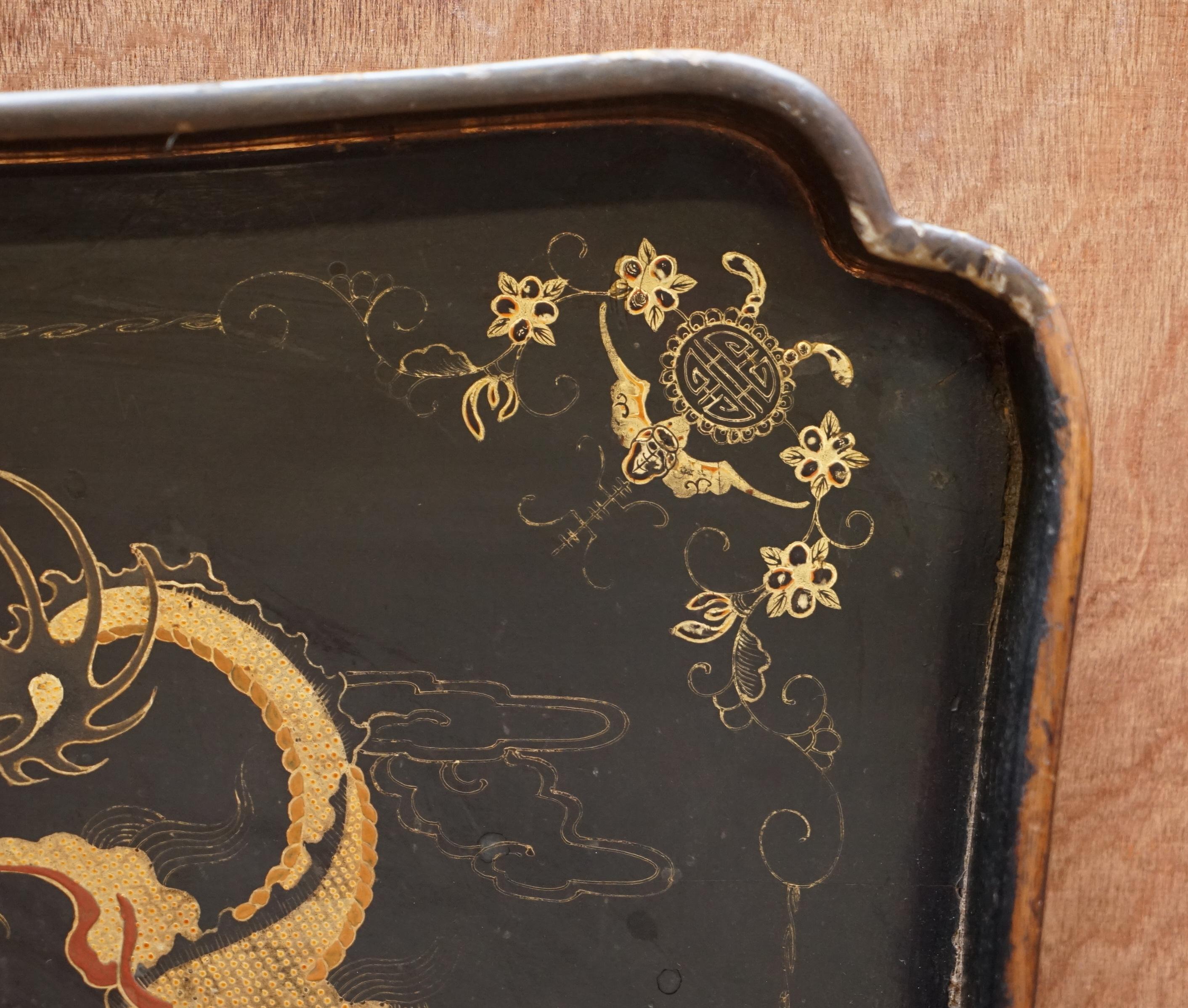 Impresionante bandeja china antigua de papel maché pintada de dorado para servir la cena Papel