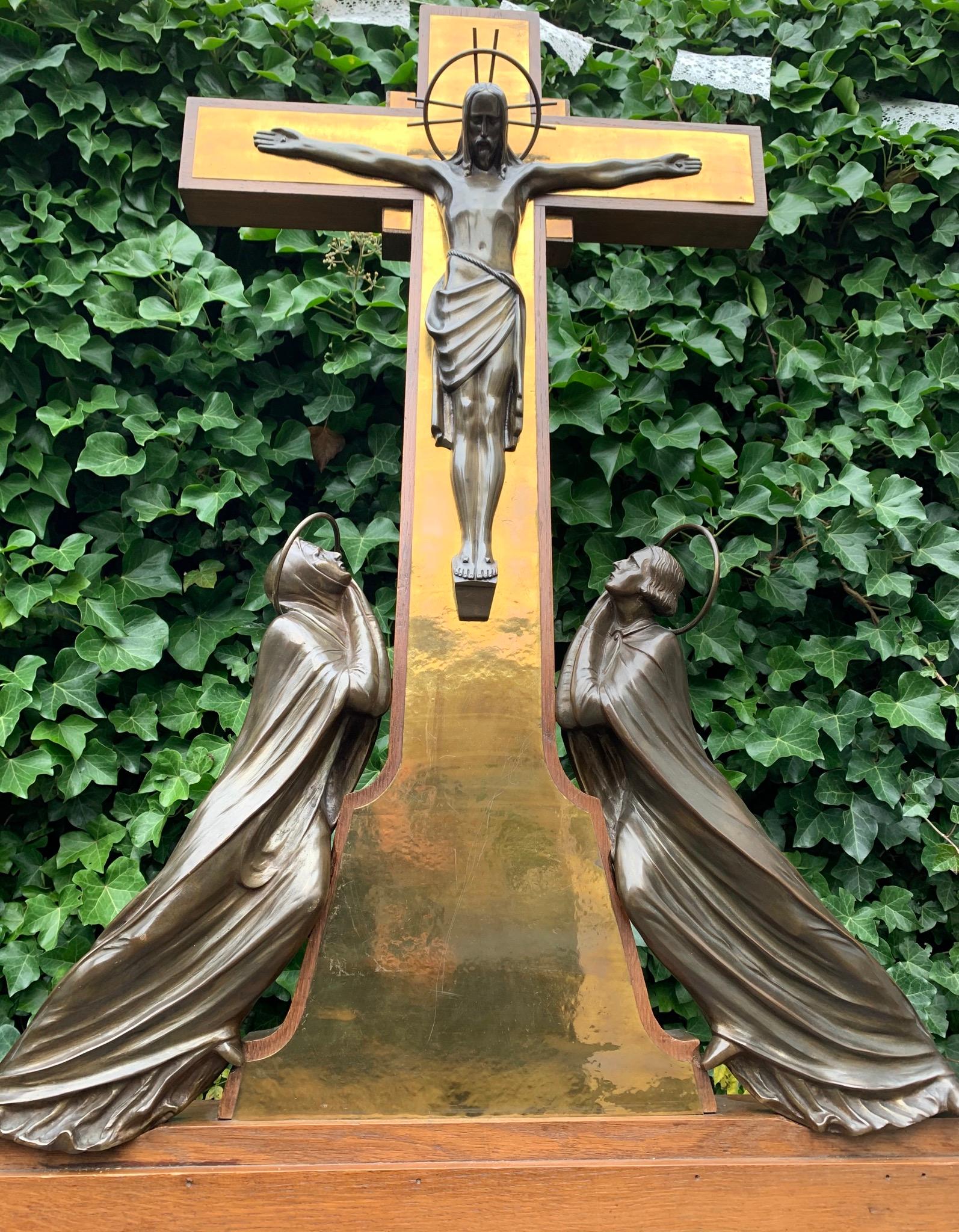 Crucifix d'autel de table unique et raffiné avec sculptures en bronze du Christ:: de Marie et de Jean en vente 4