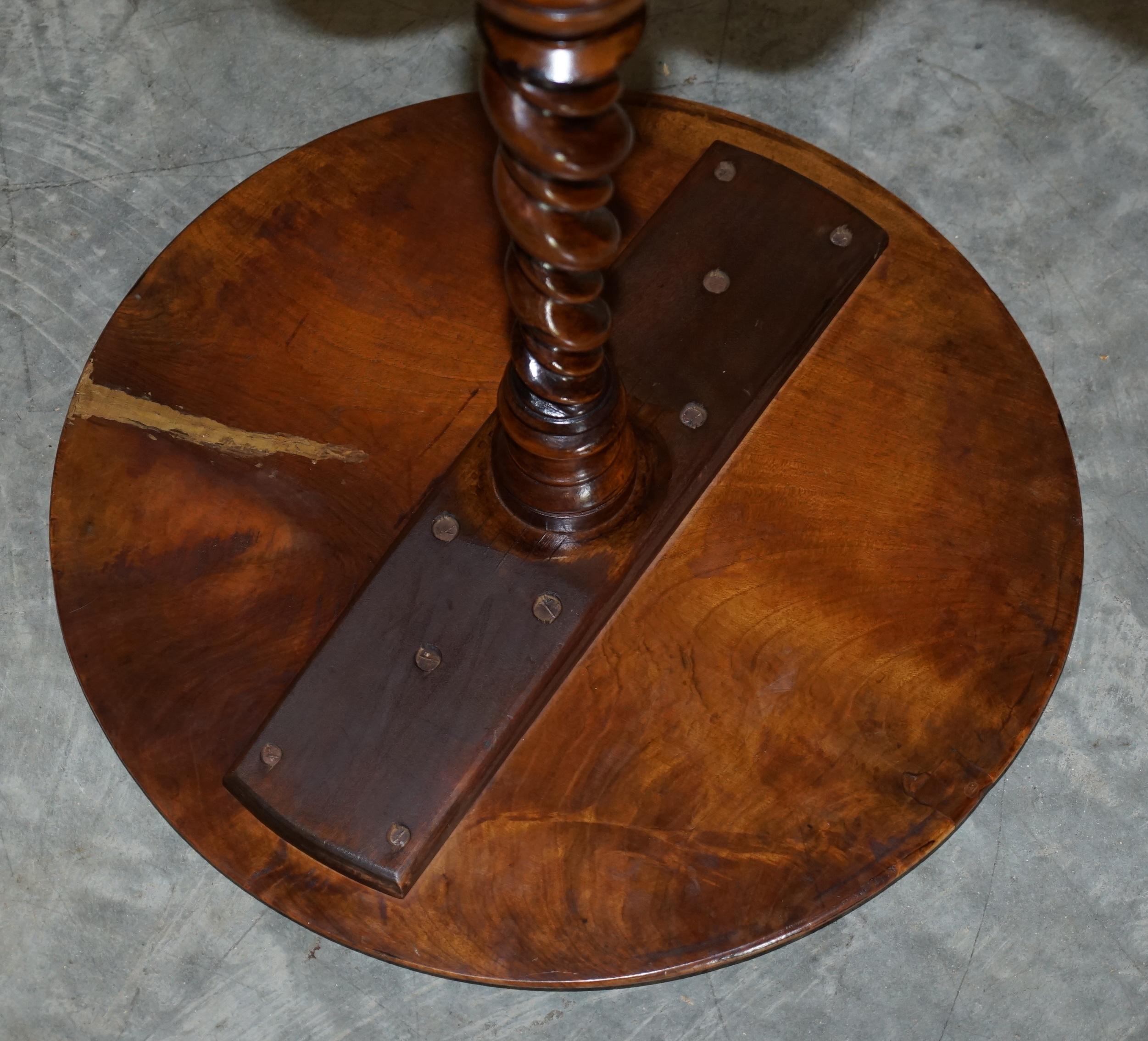 STUNNING ANTIQUE CIRCA 1860 BARLEY TWIST COLUMN BASE TRIPOD LAMP END WiNE TABLE For Sale 5