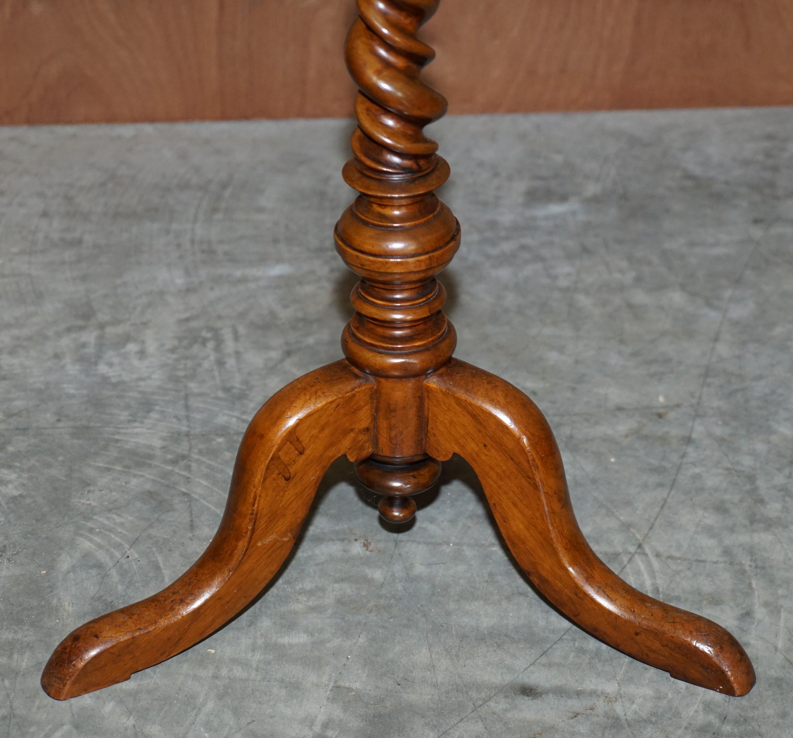 Fait main TABLE ANTIQUE STUNNINGe BARLEY TWIST COLUMN BASE TRIPOD LAMP END WiNE CIRCA 1860 en vente