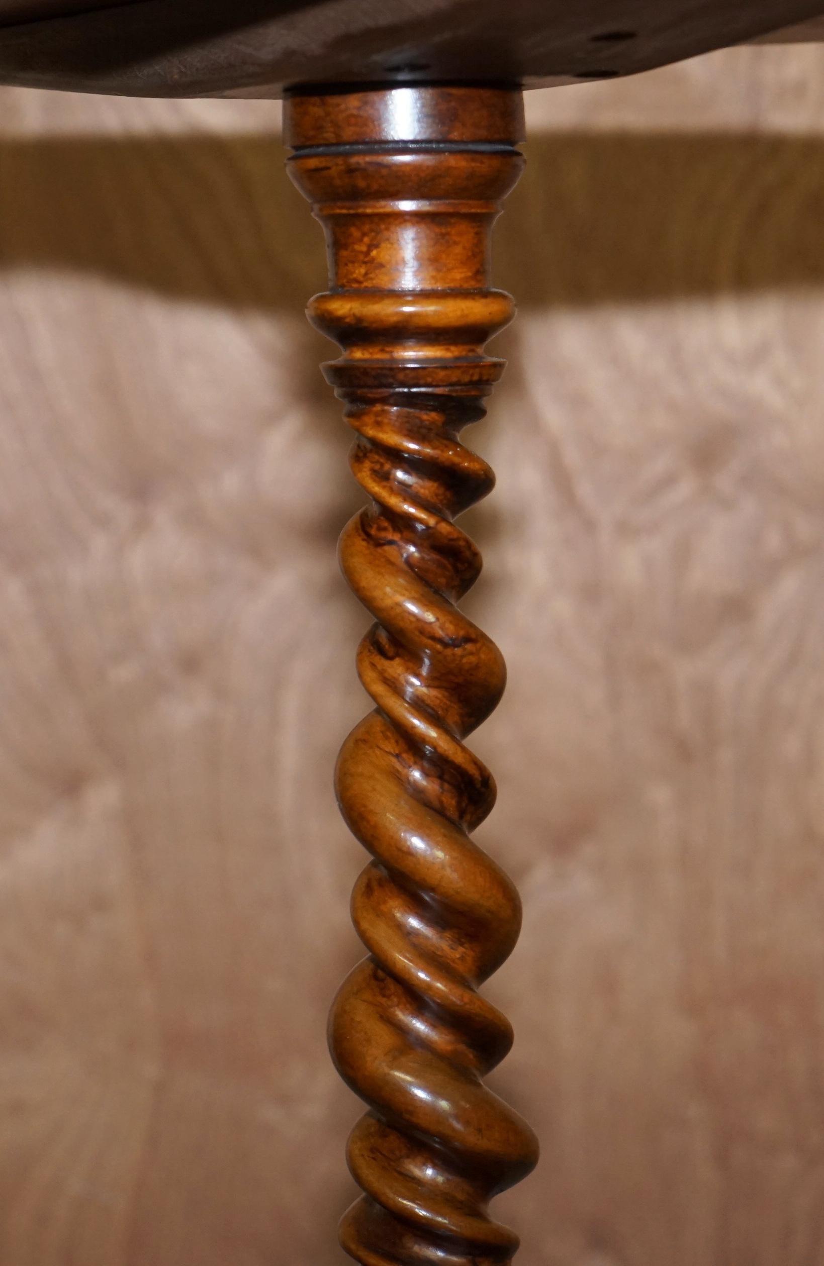 Milieu du XIXe siècle TABLE ANTIQUE STUNNINGe BARLEY TWIST COLUMN BASE TRIPOD LAMP END WiNE CIRCA 1860 en vente