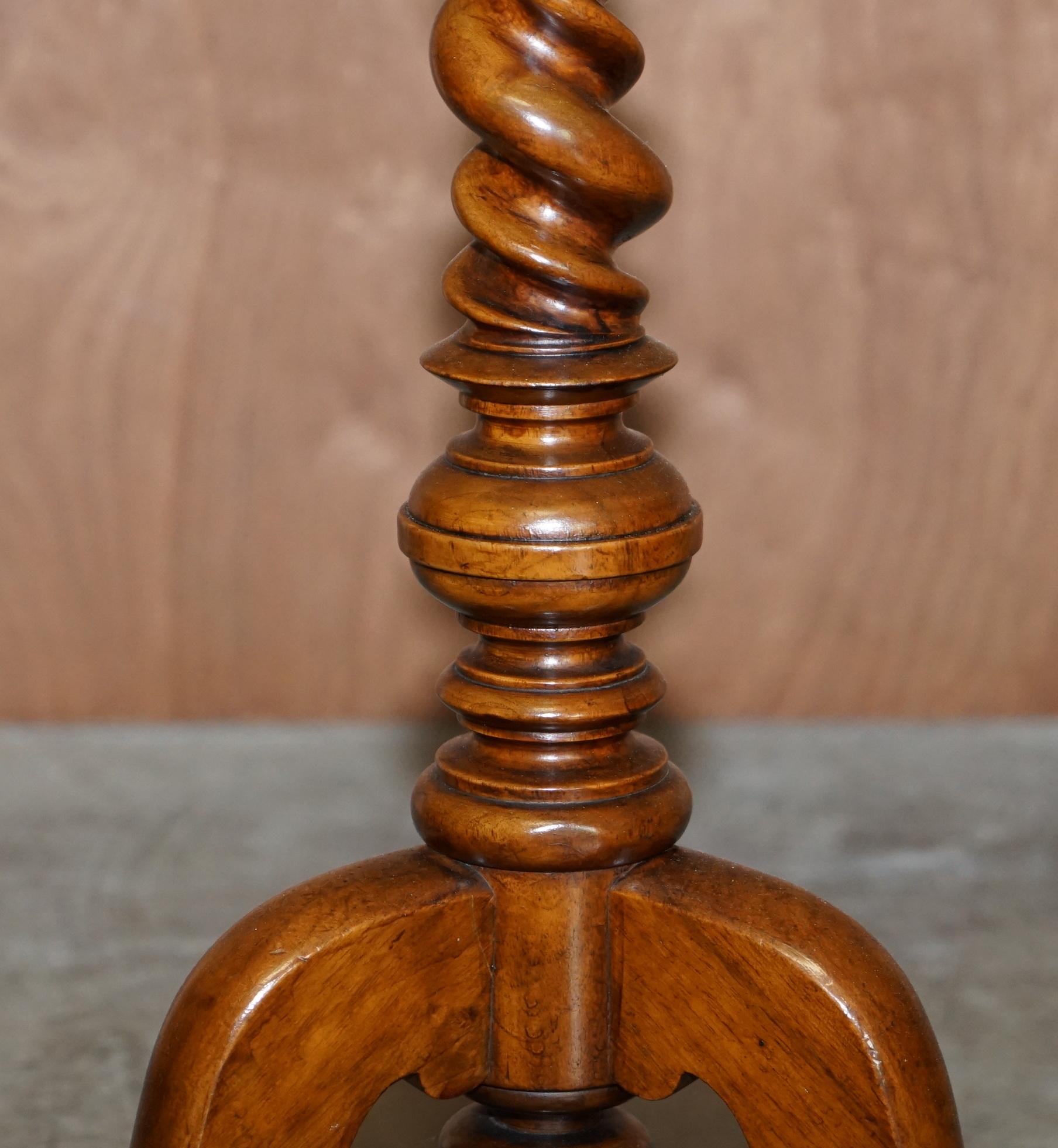 Noyer TABLE ANTIQUE STUNNINGe BARLEY TWIST COLUMN BASE TRIPOD LAMP END WiNE CIRCA 1860 en vente
