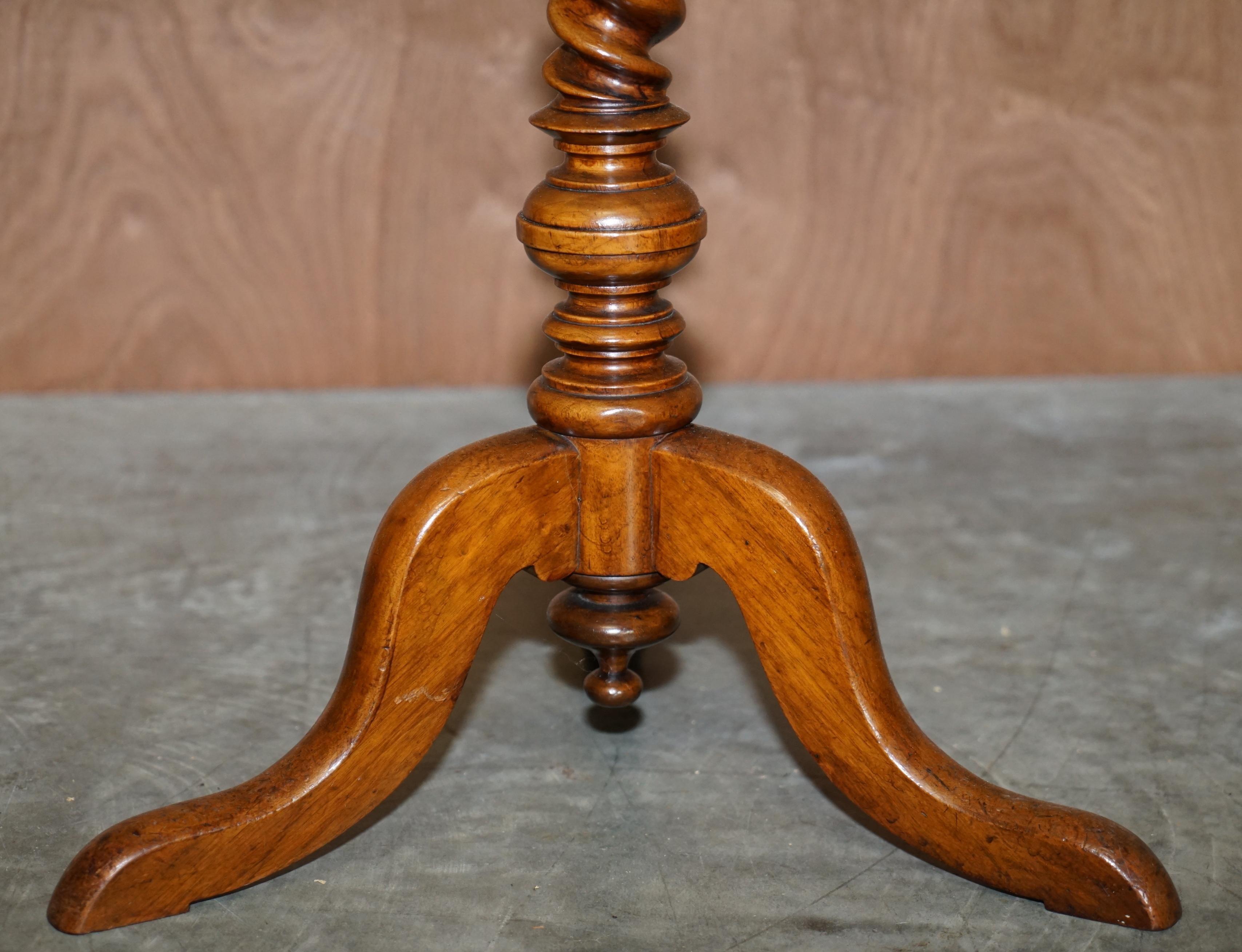 TABLE ANTIQUE STUNNINGe BARLEY TWIST COLUMN BASE TRIPOD LAMP END WiNE CIRCA 1860 en vente 1