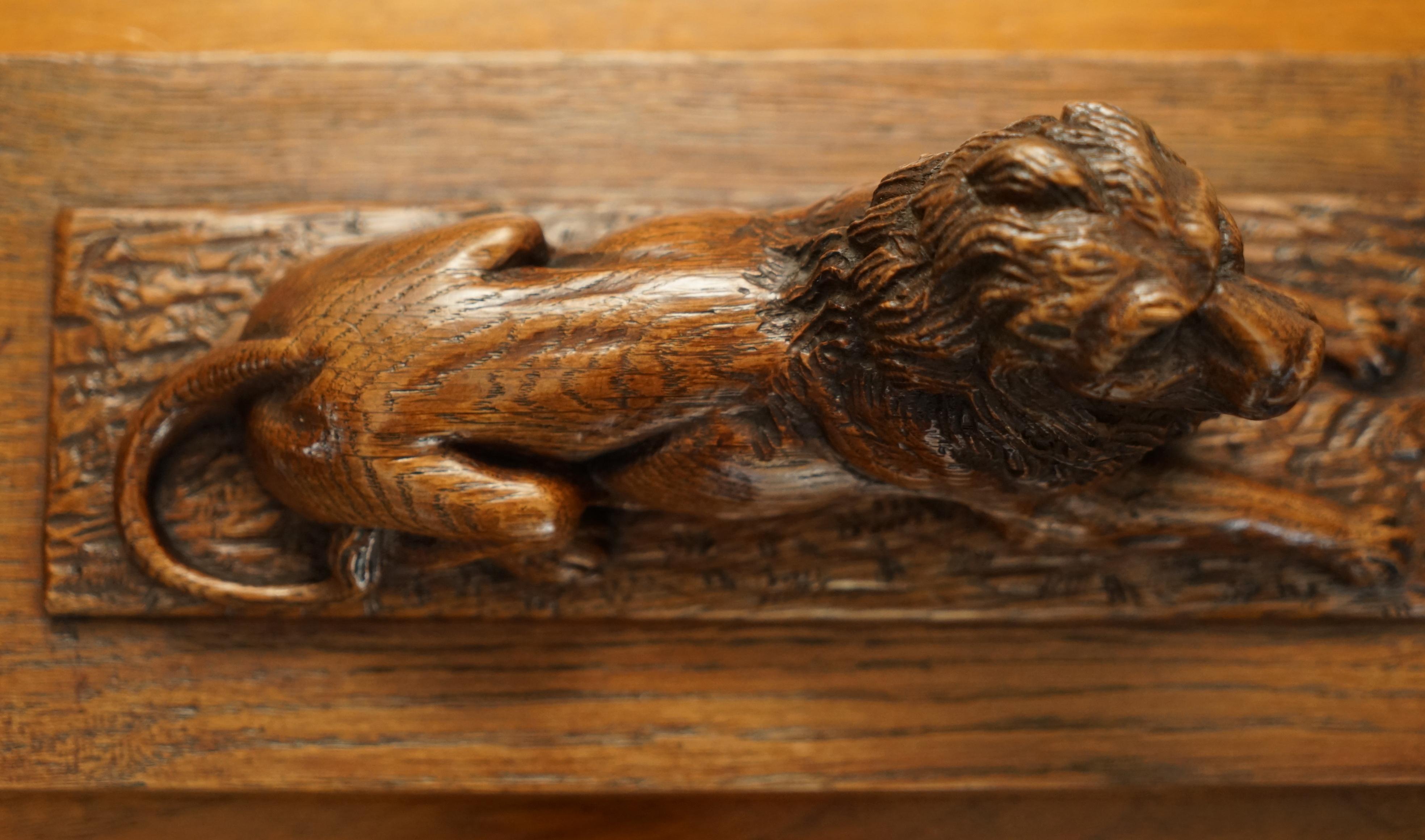 Stupefacente statua di leone reclinato in legno di Oak inglese, scolpita a mano, risalente al 1860 circa. in vendita 2
