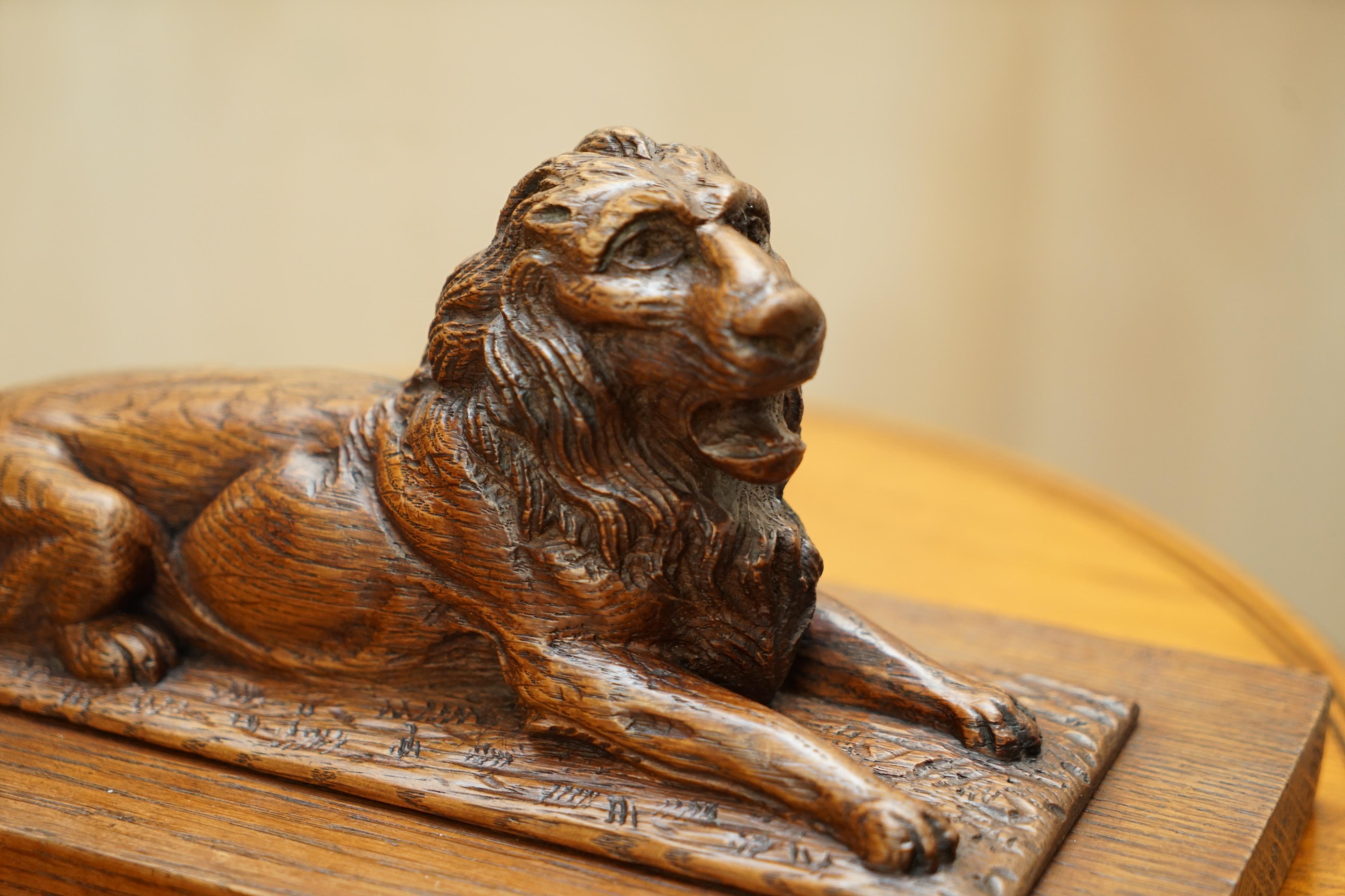 Stupefacente statua di leone reclinato in legno di Oak inglese, scolpita a mano, risalente al 1860 circa. in vendita 5