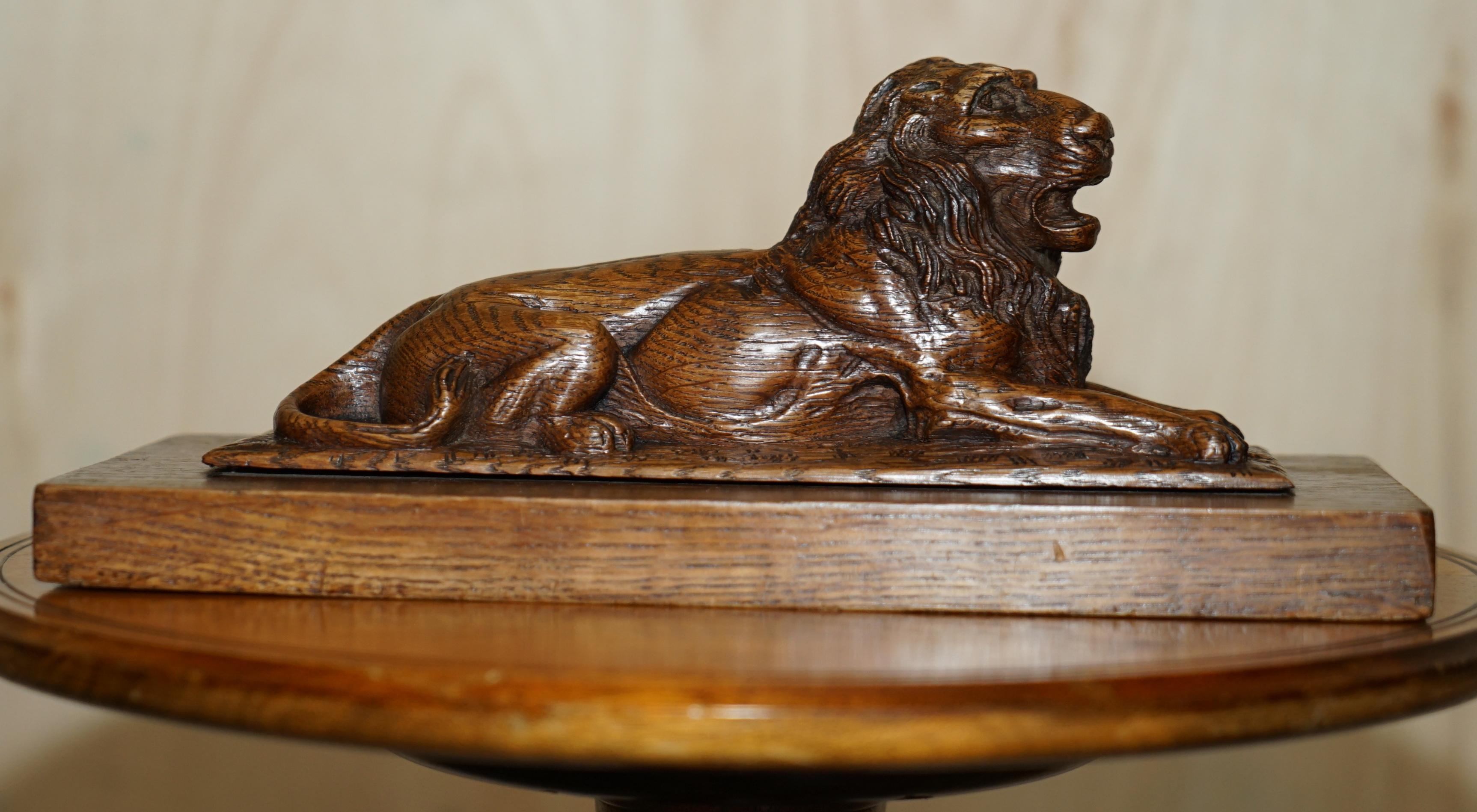 Atemberaubende antike circa 1860 Hand geschnitzt Englisch Oak Recumbent Lion Statue (Hochviktorianisch) im Angebot