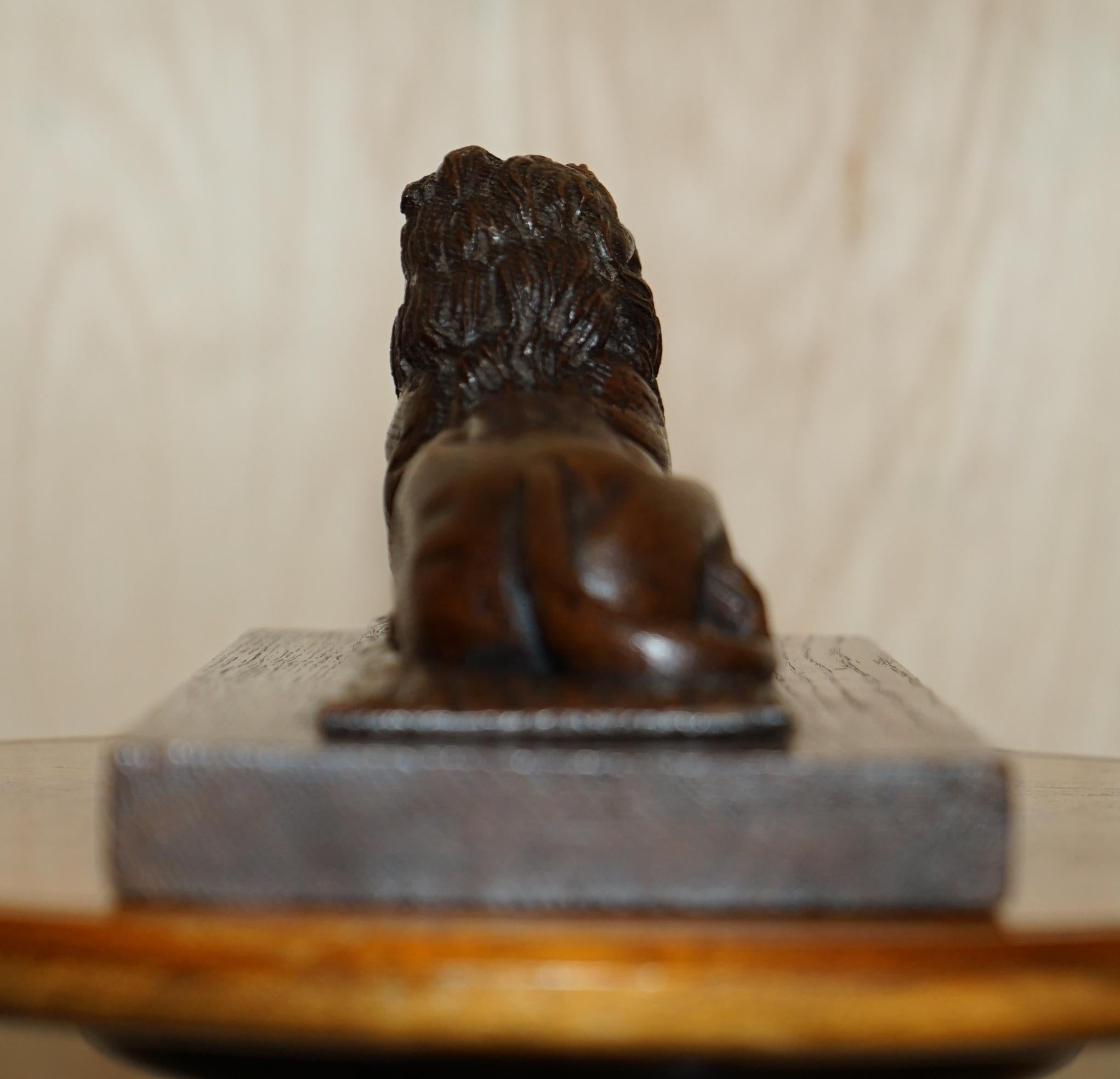 Stupefacente statua di leone reclinato in legno di Oak inglese, scolpita a mano, risalente al 1860 circa. In condizioni buone in vendita a West Sussex, Pulborough