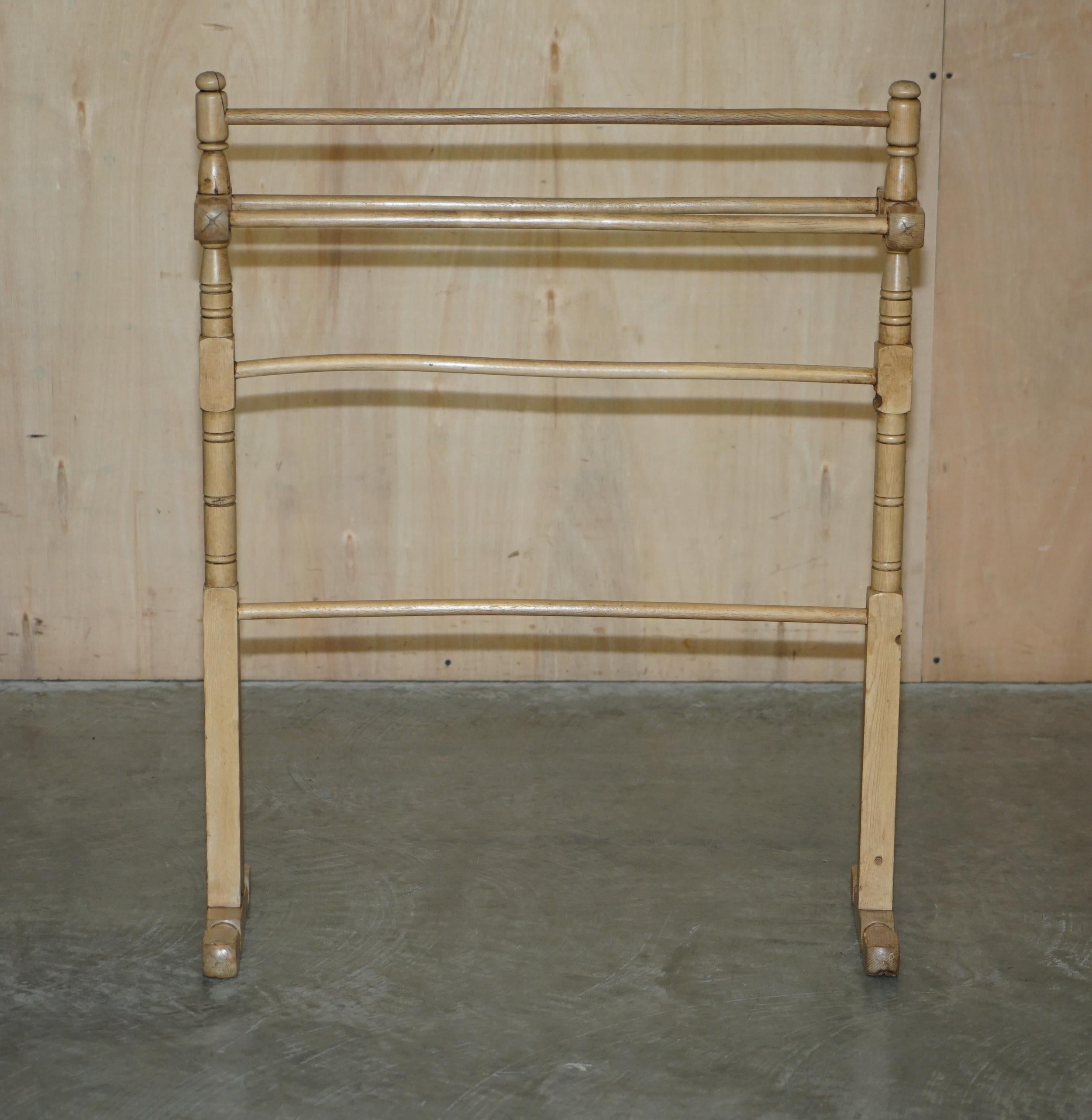 We are delighted to offer for sale this stunning antique circa 1880s solid pine bathroom towel rail with a nicely antiqued finish.

A good looking well made and decorative towel rail, its nicely turned and looks very much the