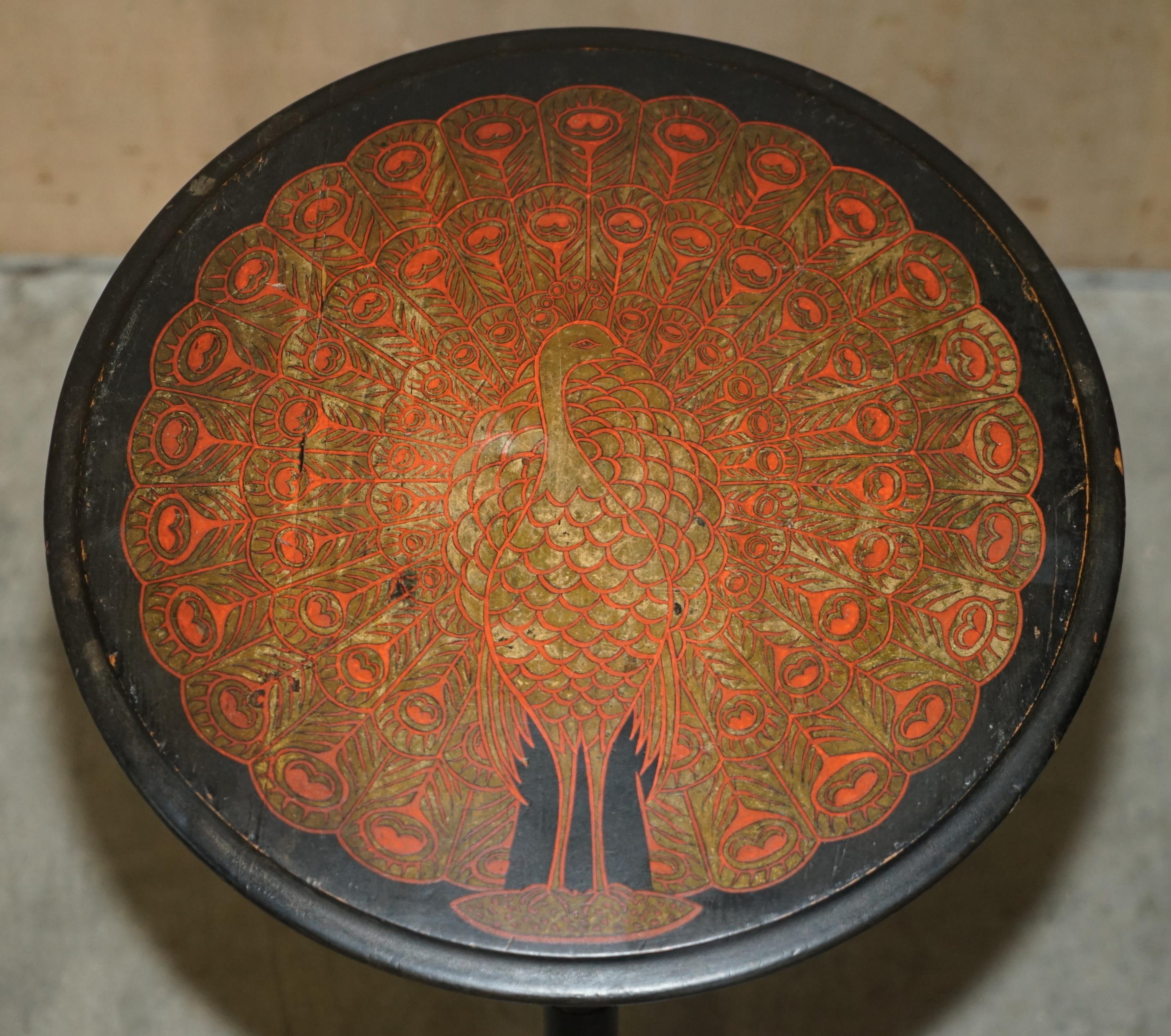 Chêne TABLE ANTIQUE STUNNINGe CIRCA 1900 FABRIQUÉE À LA MAIN EN PEACOCK DECORATÉE SUR LES INTÉRIEURS DE LA MAIN en vente