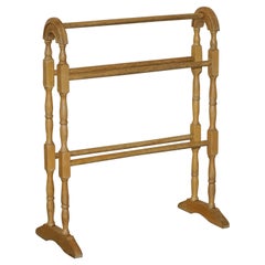 Stupendo portasciugamani in pino vittoriano antico del 1900 circa, elegante design tornito