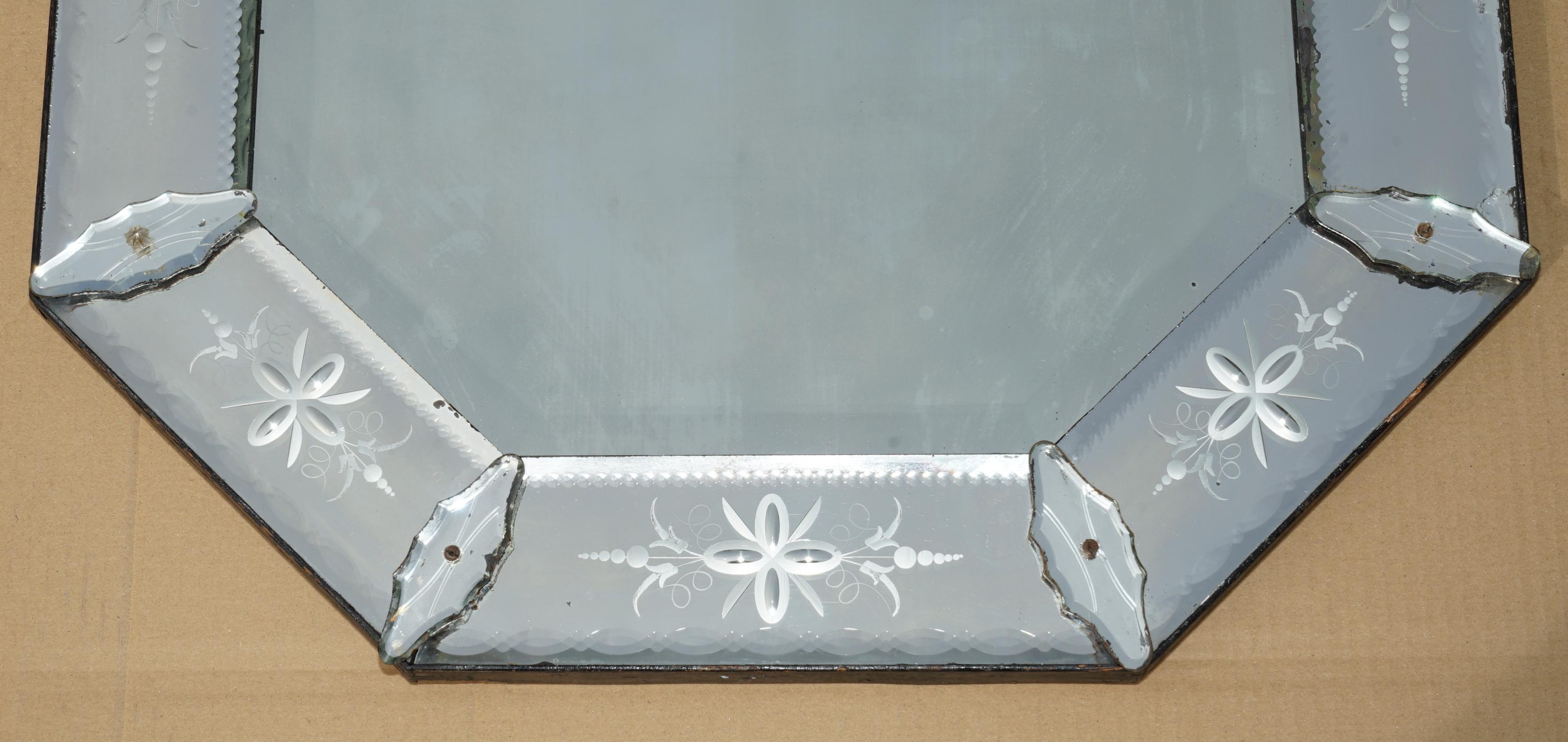 STUPENDO SPECCHIO DA PARETE ANTICO 1910 VENEZIANO IN VETRO ETCHED A FORMA DI CUSCINO in vendita 1