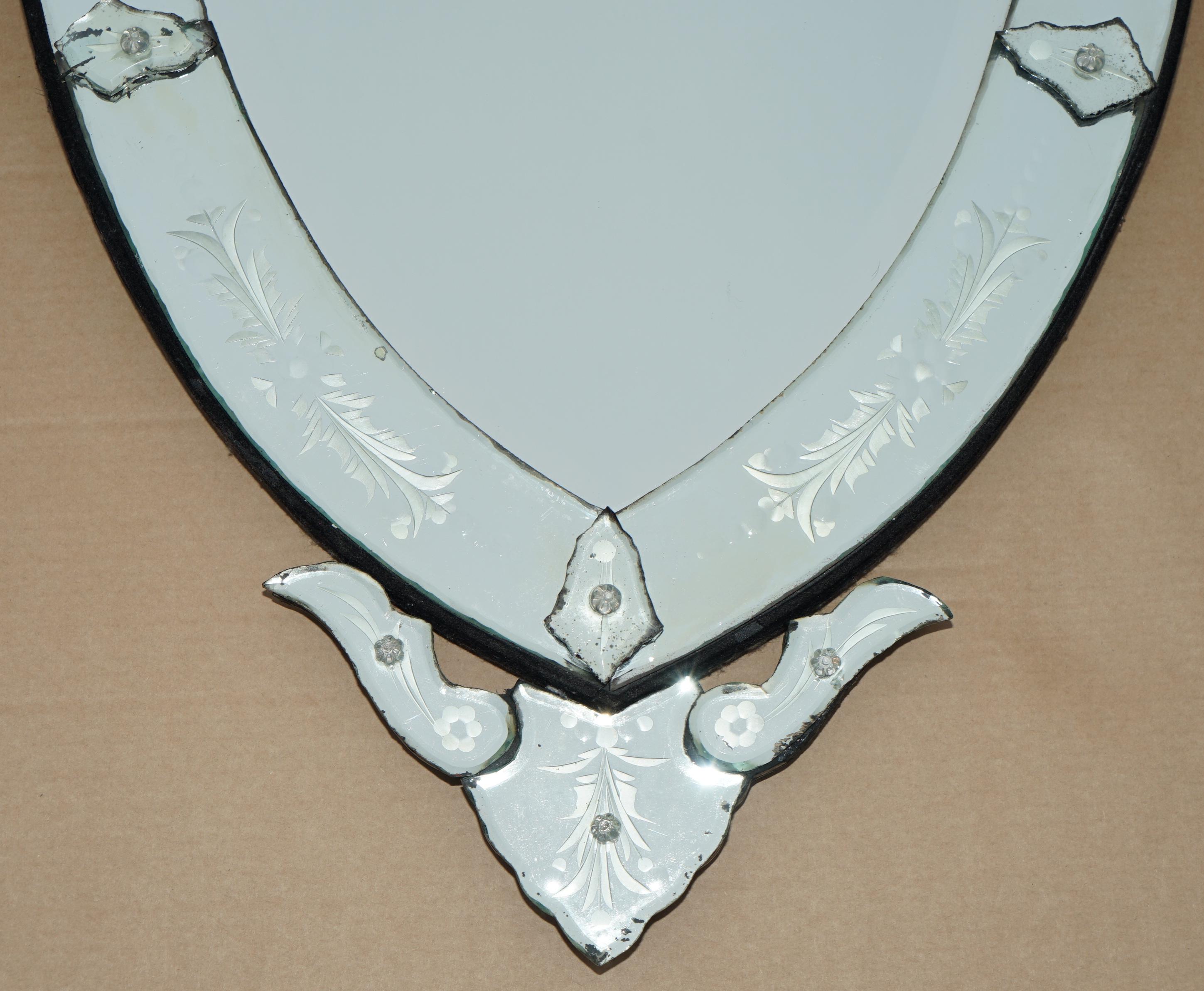 Casa Reale Antiquariato

Royal House Antiques è lieta di offrire in vendita questo splendido specchio veneziano originale del 1910 circa, con cornice a forma di cuore, realizzato a mano in Italia. 

Le spese di spedizione indicate sono solo