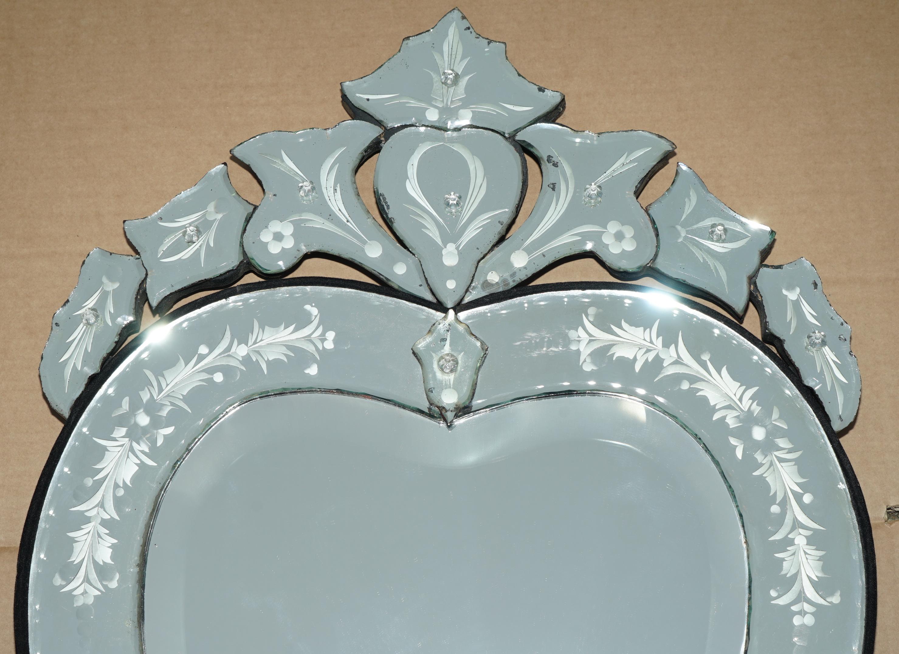 STUPENDO VETRINO ANTICO CIRCA 1910 IN VETRINA ETCHED A FORMA DI CUORE A PARETE In condizioni buone in vendita a West Sussex, Pulborough