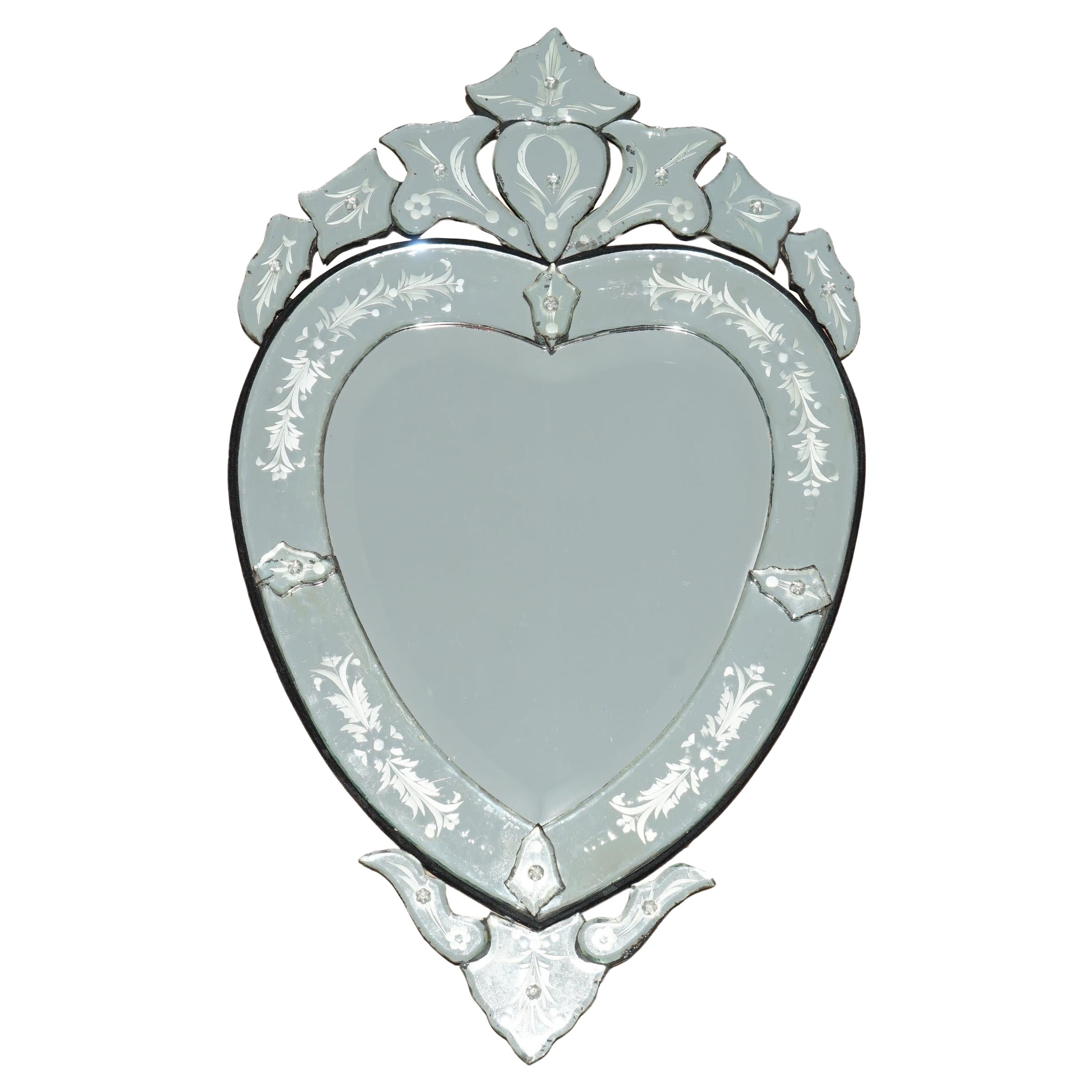 impresionante espejo de pared antiguo circa 1910 de cristal veneciano grabado en forma de corazón