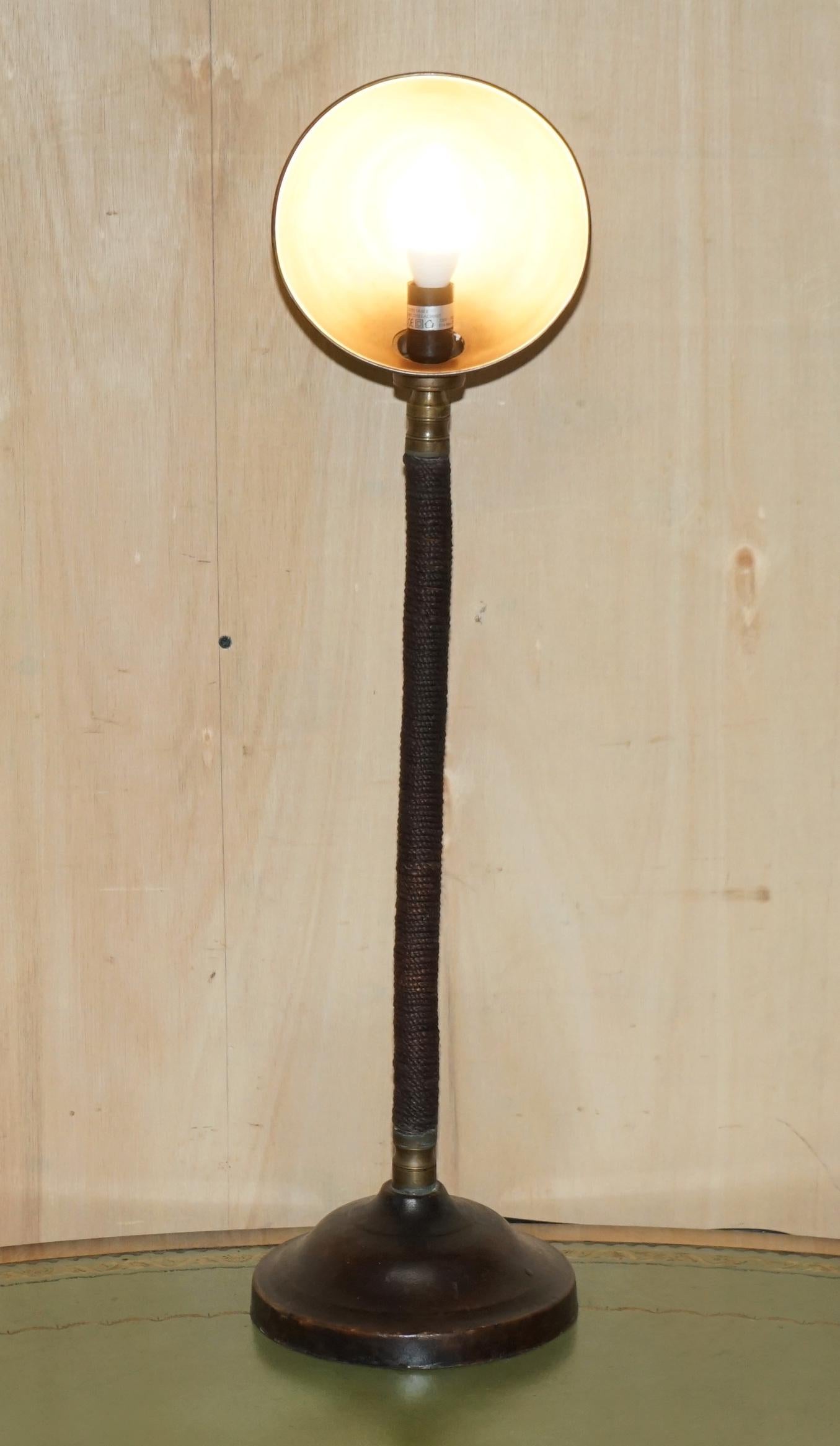 Stupéfiante lampe de table de banquier Art Déco circa 1930 Stitch by Stitch en vente 3