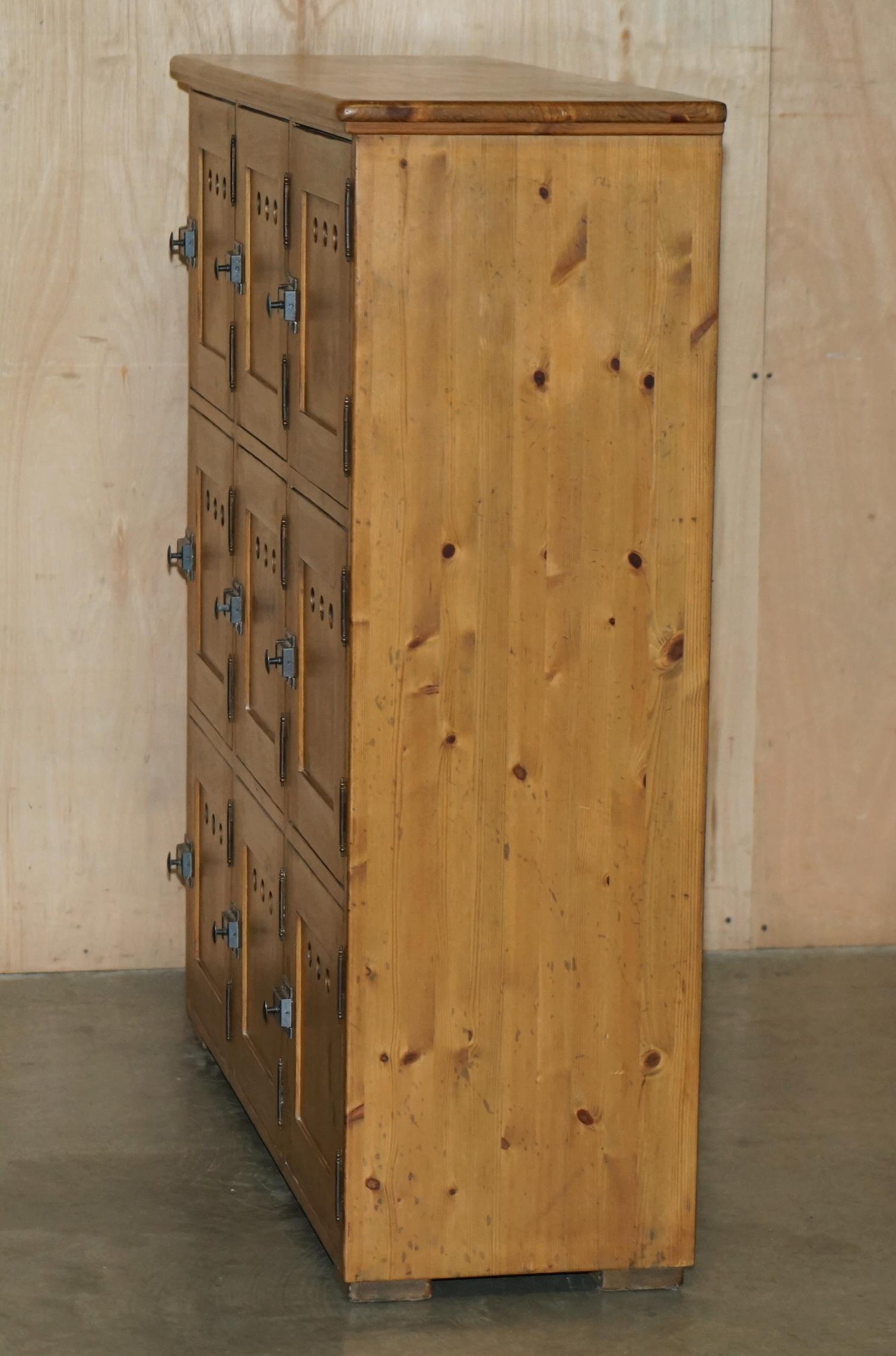 STUNNING ANTiQUE CIRCA 1930'S ENGLISH OAK LOCKER CABINET IDEAL FOR STORING SHOES For Sale 3