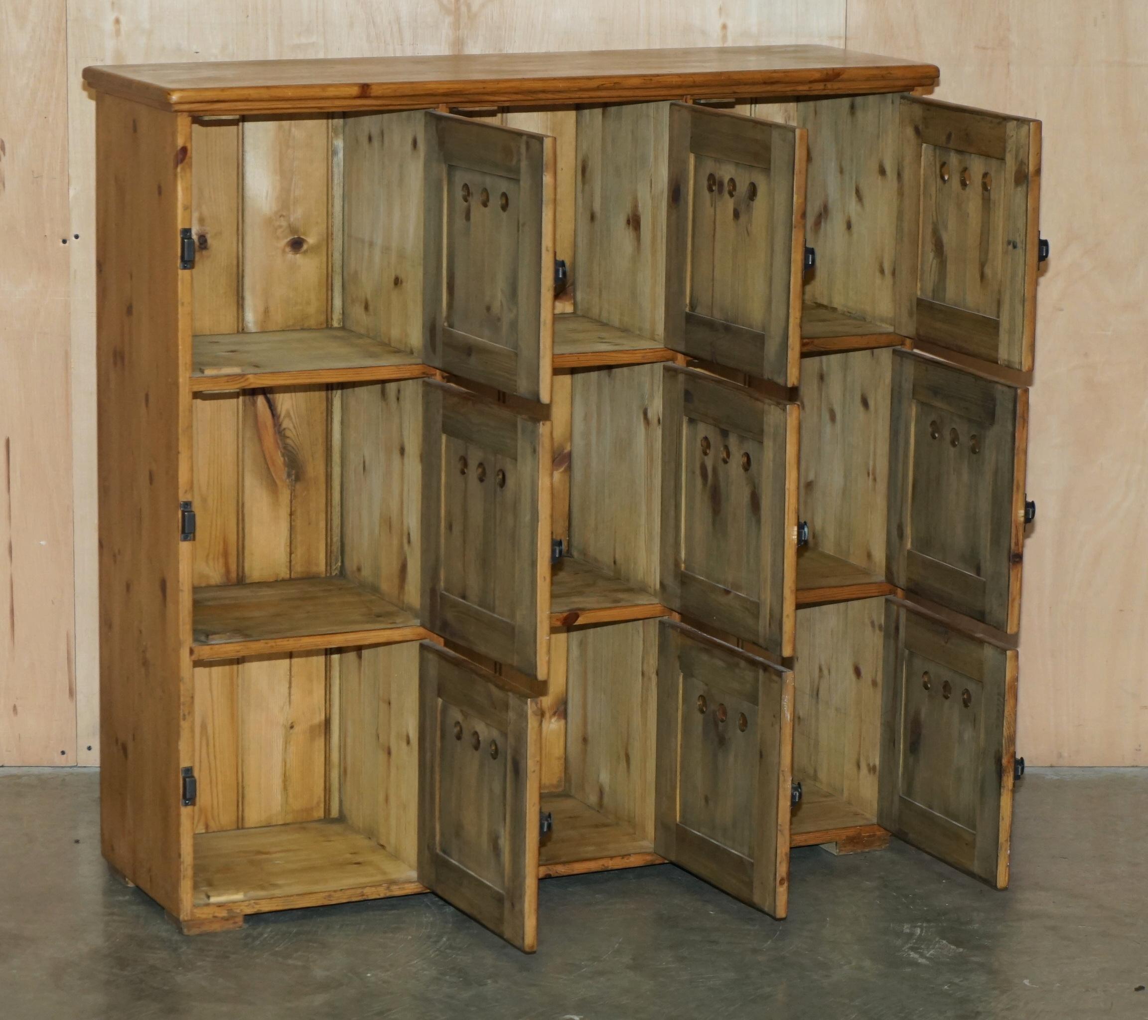 STUNNING ANTiQUE CIRCA 1930'S ENGLISH OAK LOCKER CABINET IDEAL FOR STORING SHOES For Sale 4