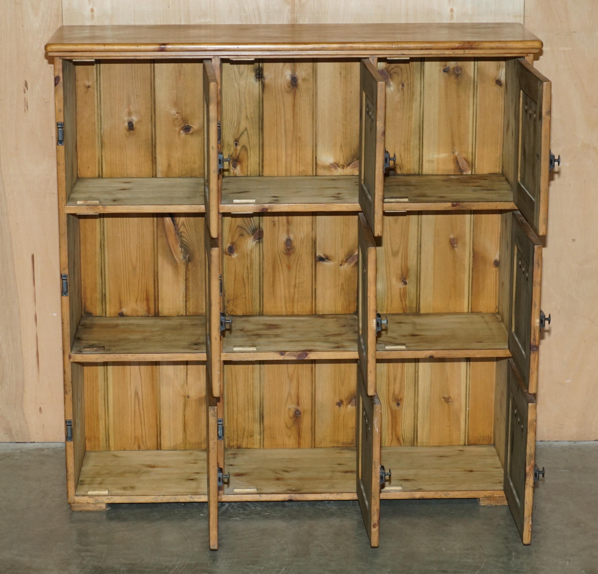 STUNNING ANTiQUE CIRCA 1930'S ENGLISH OAK LOCKER CABINET IDEAL FOR STORING SHOES For Sale 5