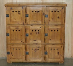 STUNNING ANTiQUE CIRCA 1930'S ENGLISH OAK LOCKER CABINET IDEAL FOR STORING SHOES