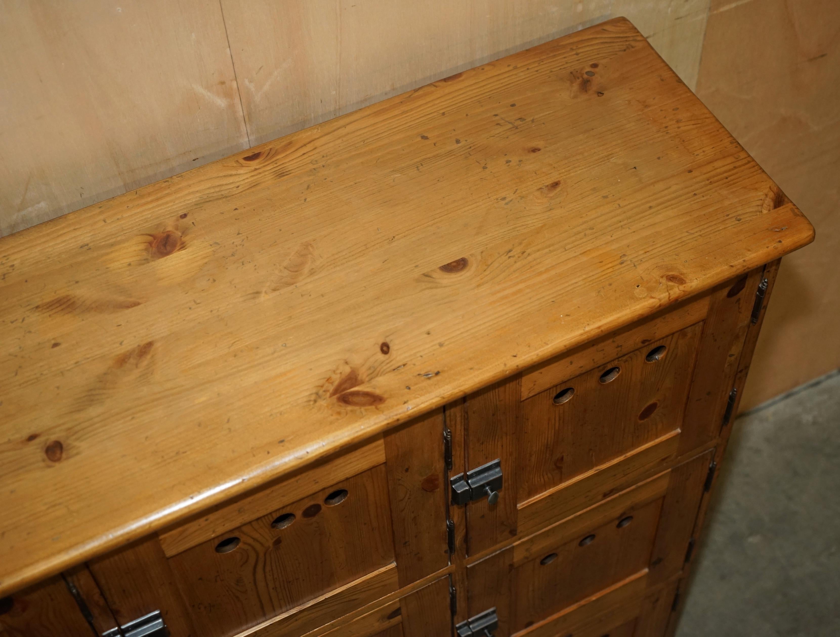 Oak STUNNING ANTiQUE CIRCA 1930'S ENGLISH OAK LOCKER CABINET IDEAL FOR STORING SHOES For Sale