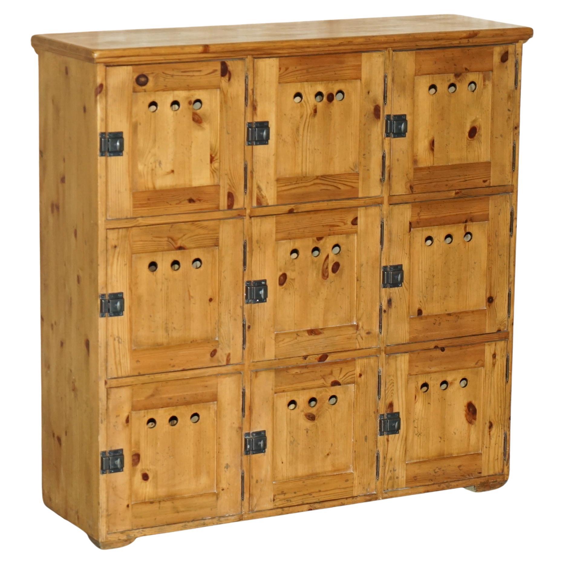 STUNNING ANTiQUE CIRCA 1930'S ENGLISH OAK LOCKER CABINET IDEAL FOR STORING SHOES For Sale