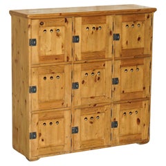 STUNNING ANTiQUE CIRCA 1930'S ENGLISH OAK LOCKER CABINET IDEAL FOR STORING SHOES
