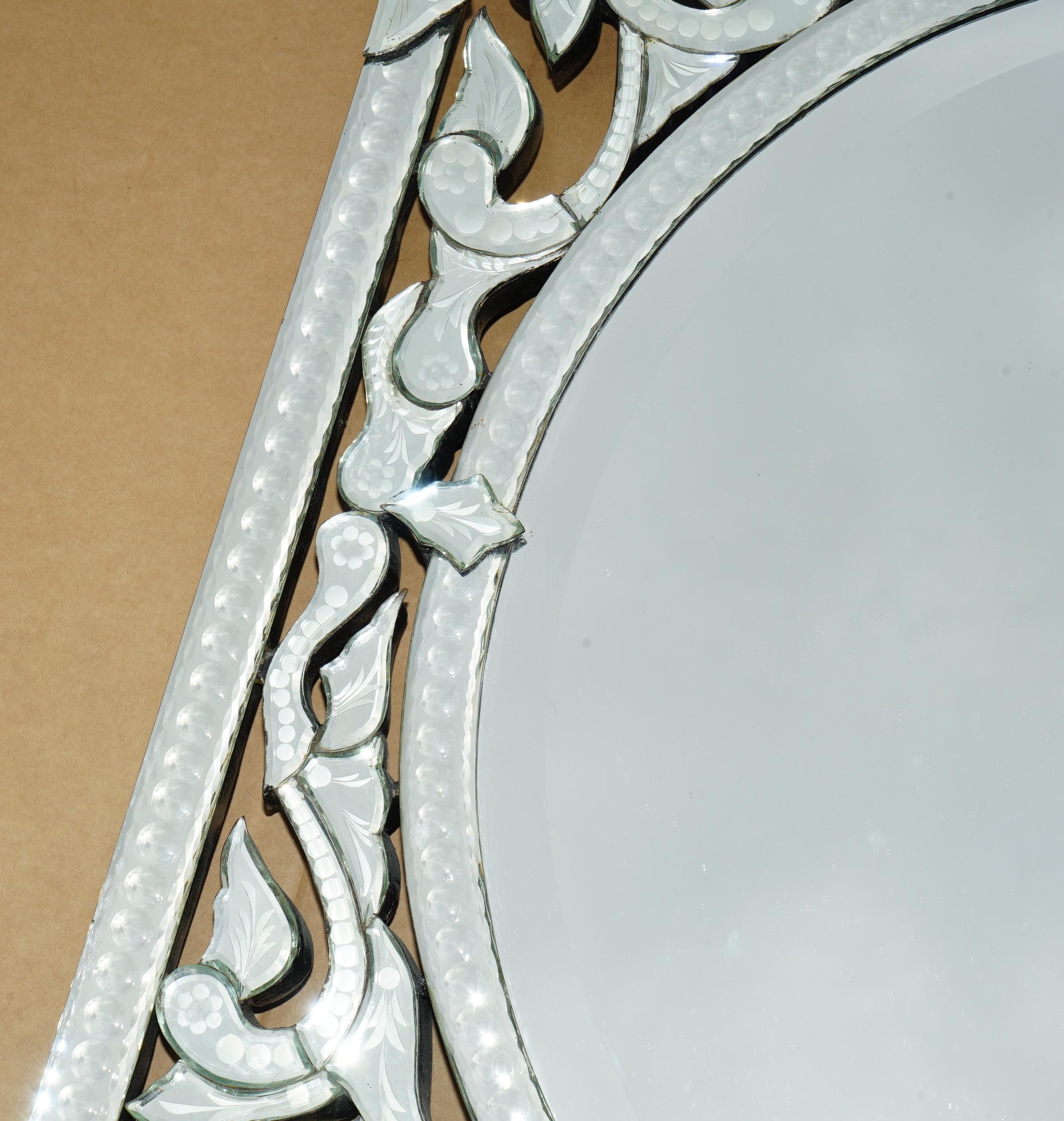 STUPENDO SPECCHIO DA PARETE ANTICO CIRCA 1930 VENEZIANO TRUMEAU ETCHED FRET WORK in vendita 2