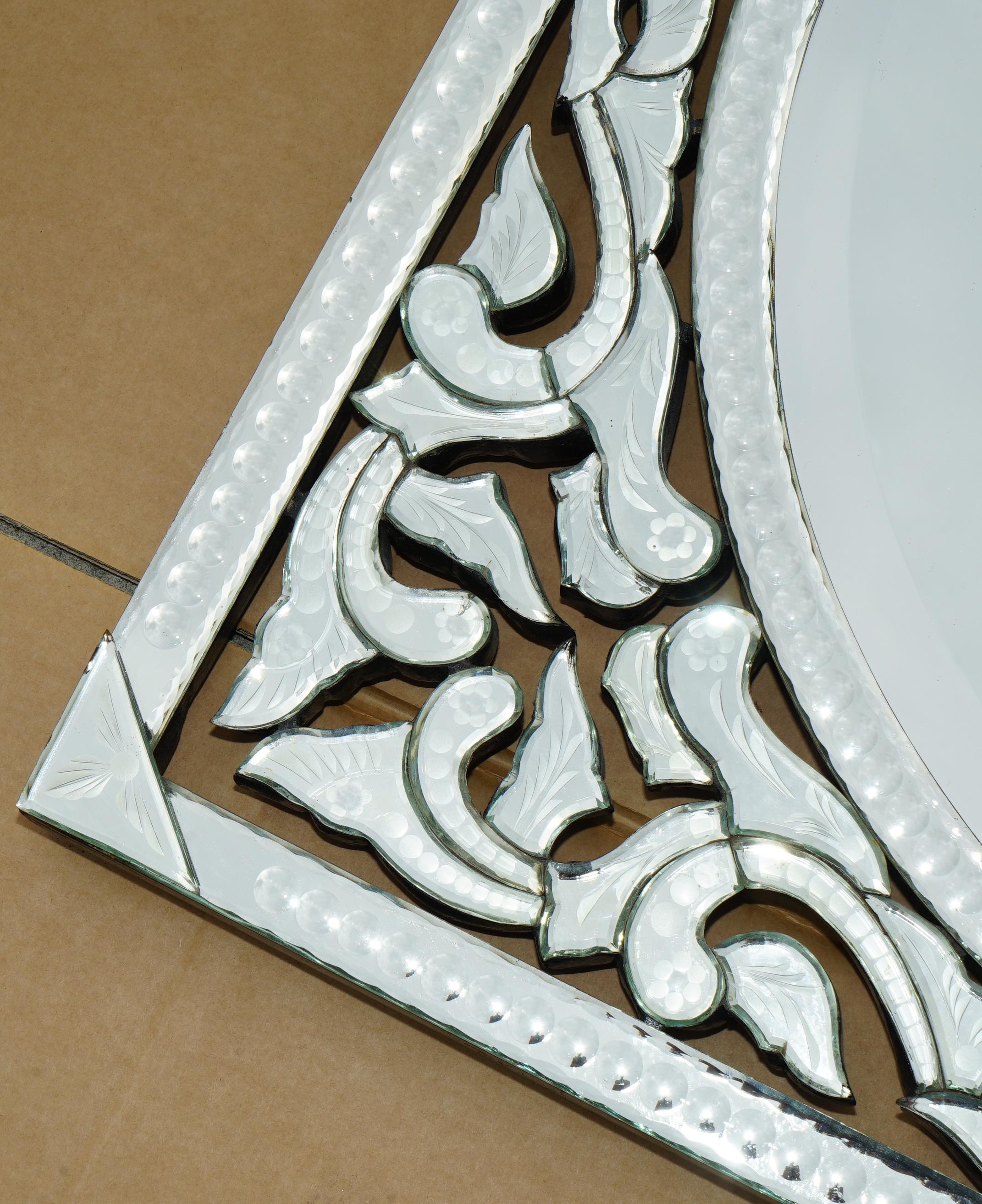 STUPENDO SPECCHIO DA PARETE ANTICO CIRCA 1930 VENEZIANO TRUMEAU ETCHED FRET WORK in vendita 5