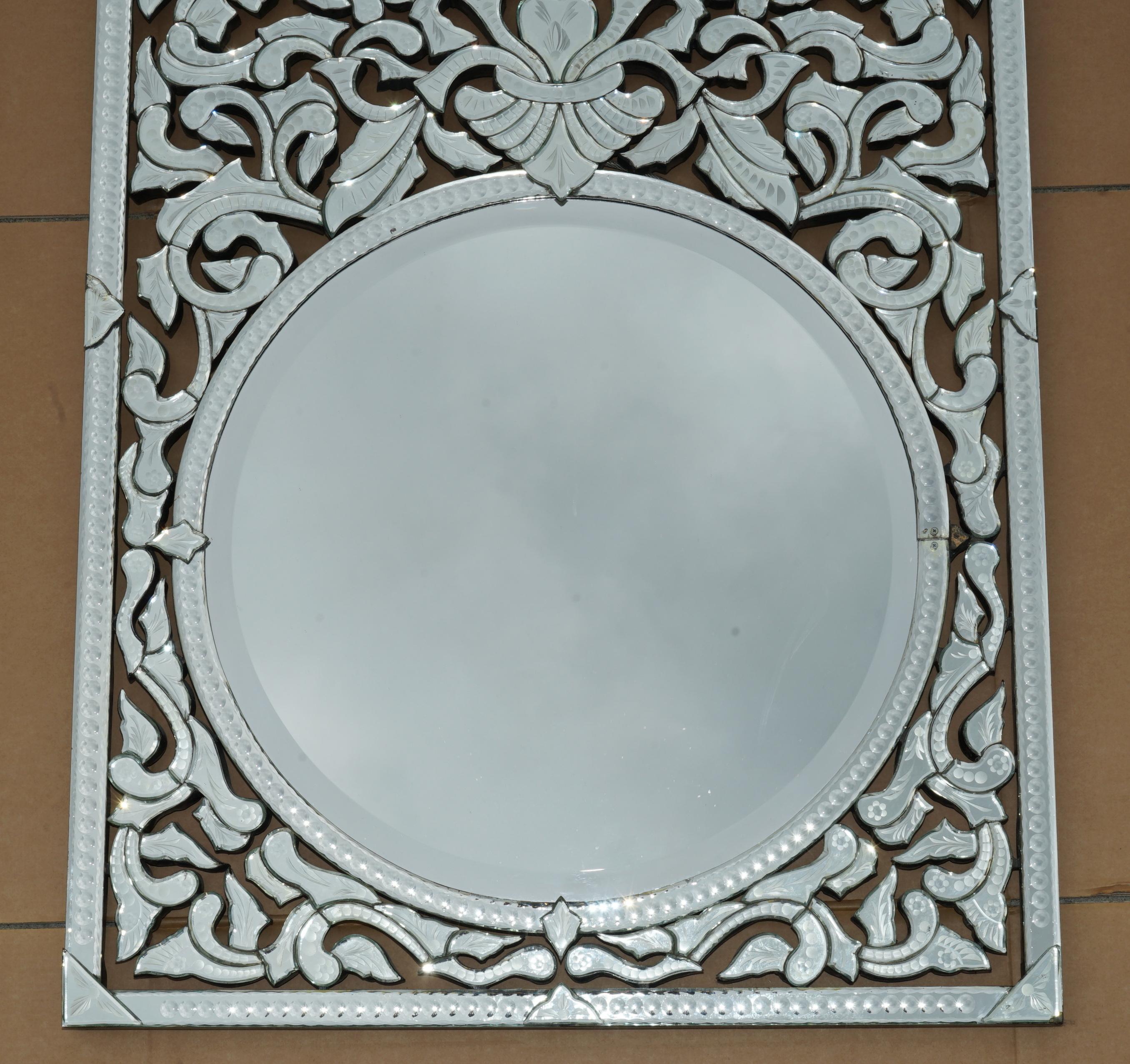 Casa Reale Antiquariato

Royal House Antiques è lieta di offrire in vendita questo grande e straordinario specchio veneziano inciso Trumeau originale del 1930 con cornice dai bordi smussati, realizzato a mano in Italia. 

Le spese di spedizione