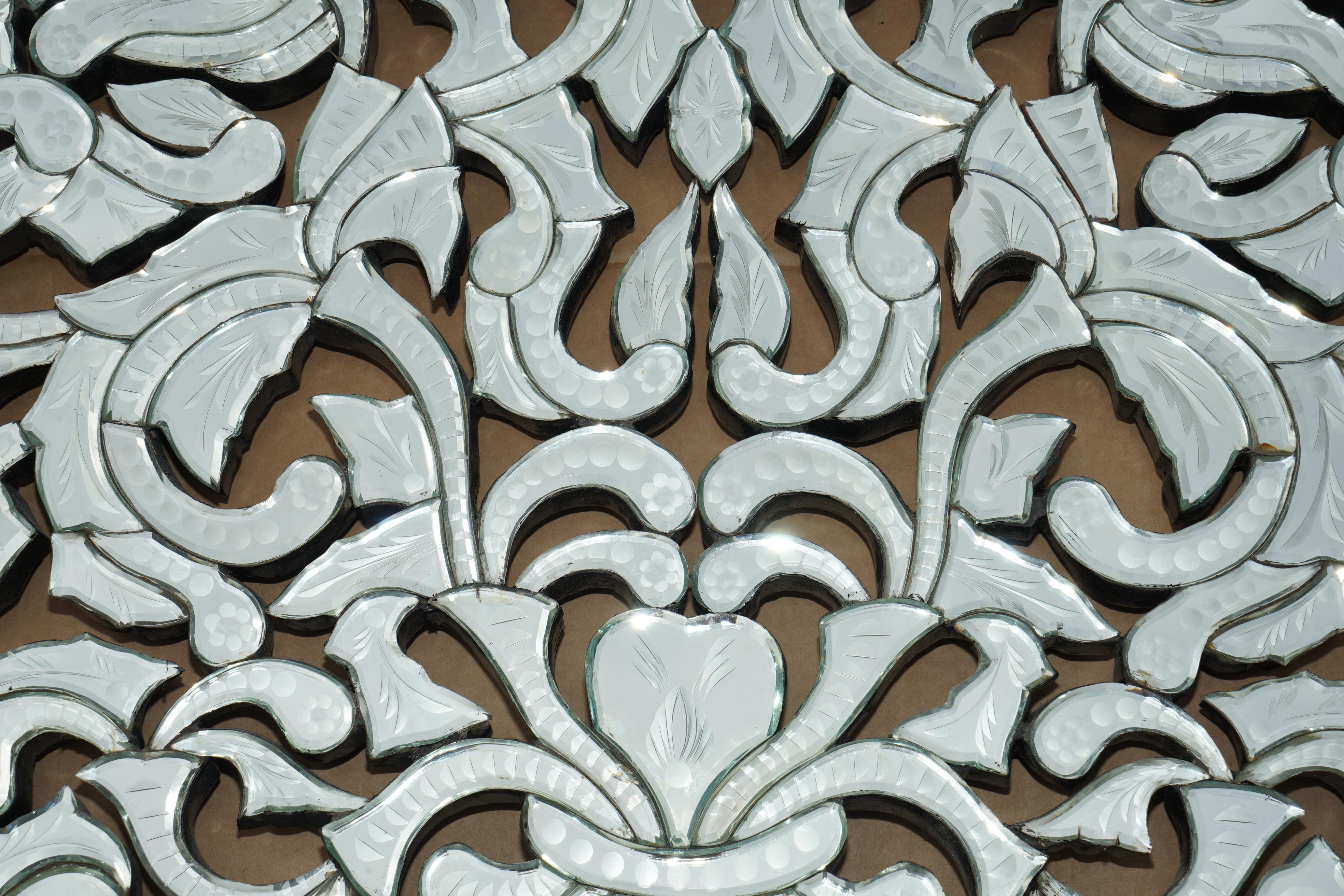 Metà XX secolo STUPENDO SPECCHIO DA PARETE ANTICO CIRCA 1930 VENEZIANO TRUMEAU ETCHED FRET WORK in vendita