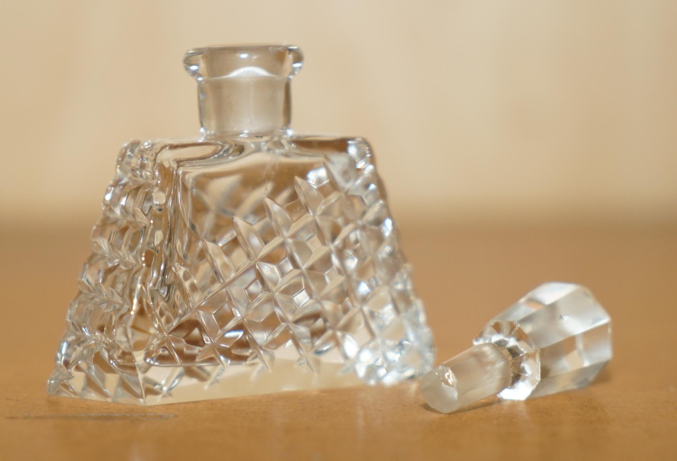 STUNNING ANTIQUE CUT GLASS CRYSTAL COLLECTABLE DRESSiNG TABLE PERFUME BOTTLE In Good Condition For Sale In West Sussex, Pulborough