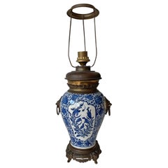 Superbe lampe hollandaise d'antiquités de Delft bleue et blanche avec base, dessus et poignées en bronze
