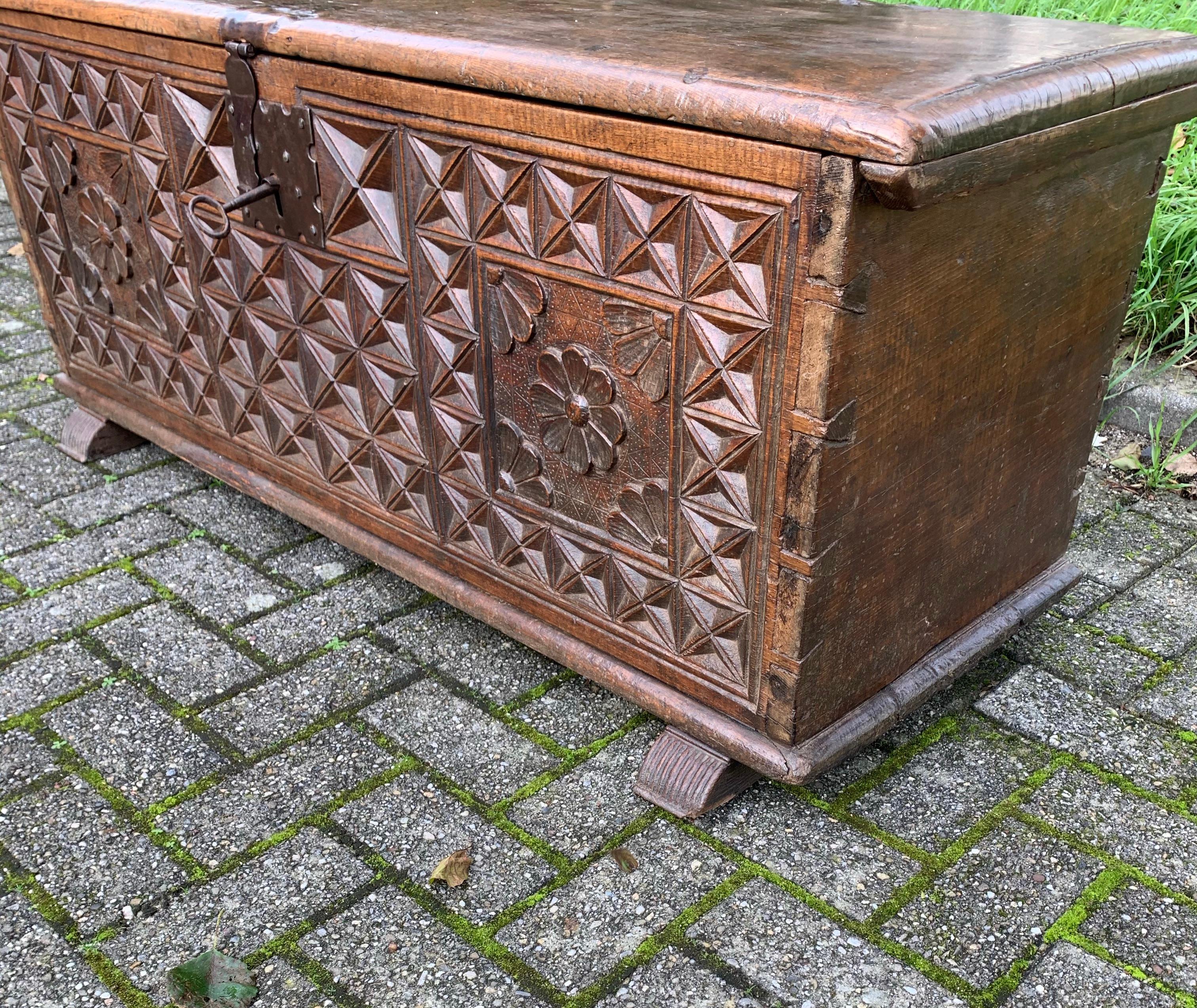 Stunning Antique, Early 1700s Hand Carved Wooden Spanish Blanket Chest / Trunk In Good Condition In Lisse, NL