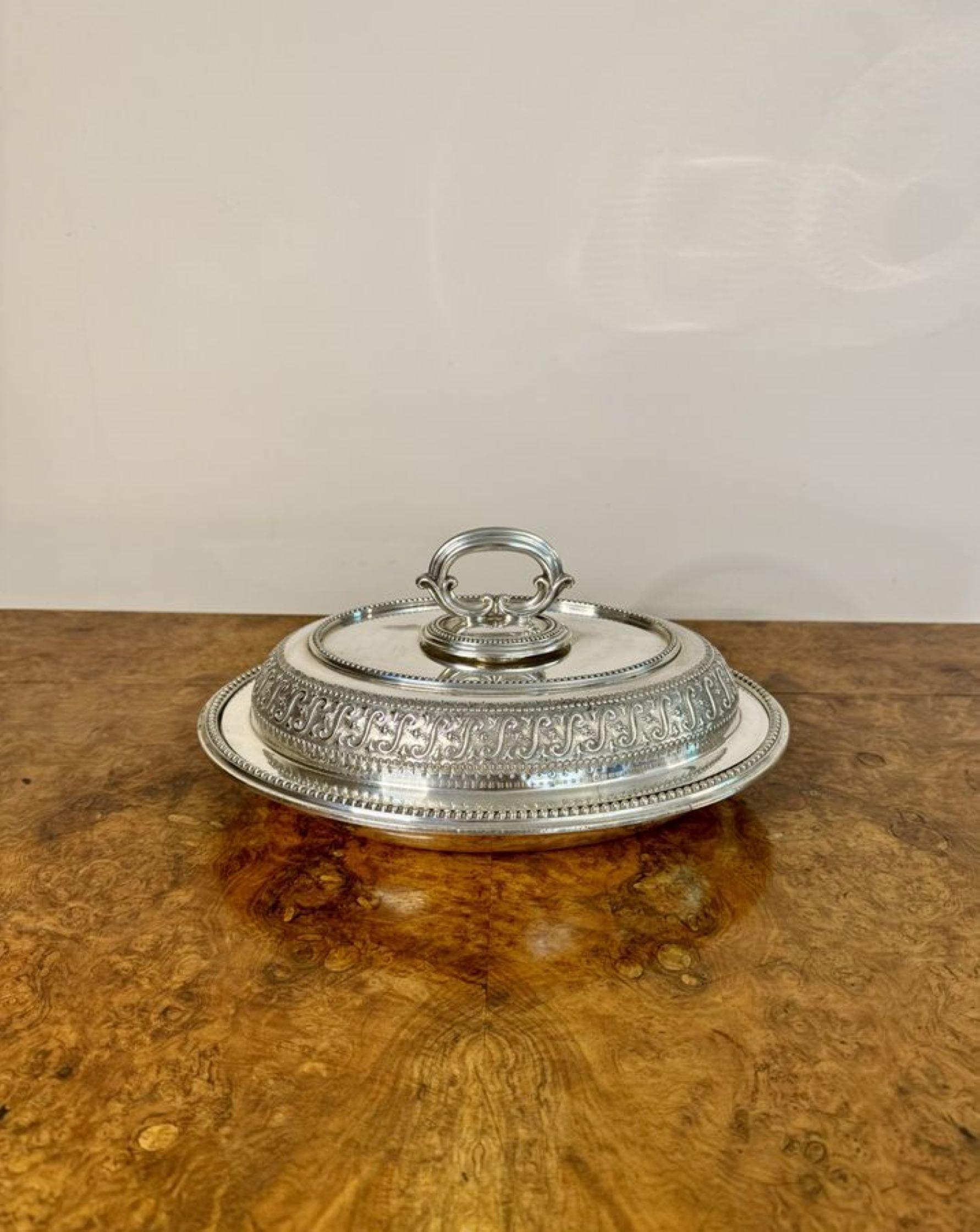 Impresionante plato de entrante antiguo eduardiano chapado en plata de calidad, con un plato de entrante ovalado chapado en plata de calidad con detalles ornamentales de calidad y un asa ornamentada con forma en el centro de la tapa abatible. 

D.