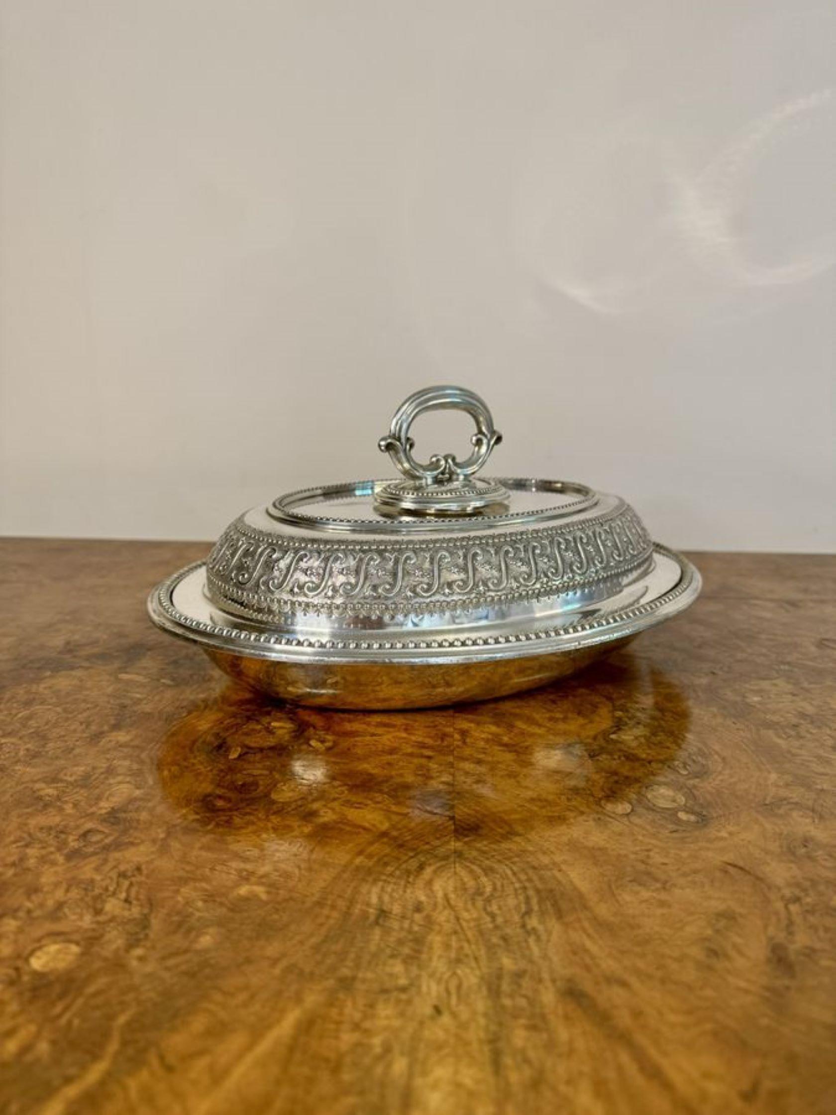 Impresionante plato de entrante antiguo de calidad eduardiana bañado en plata siglo XX en venta