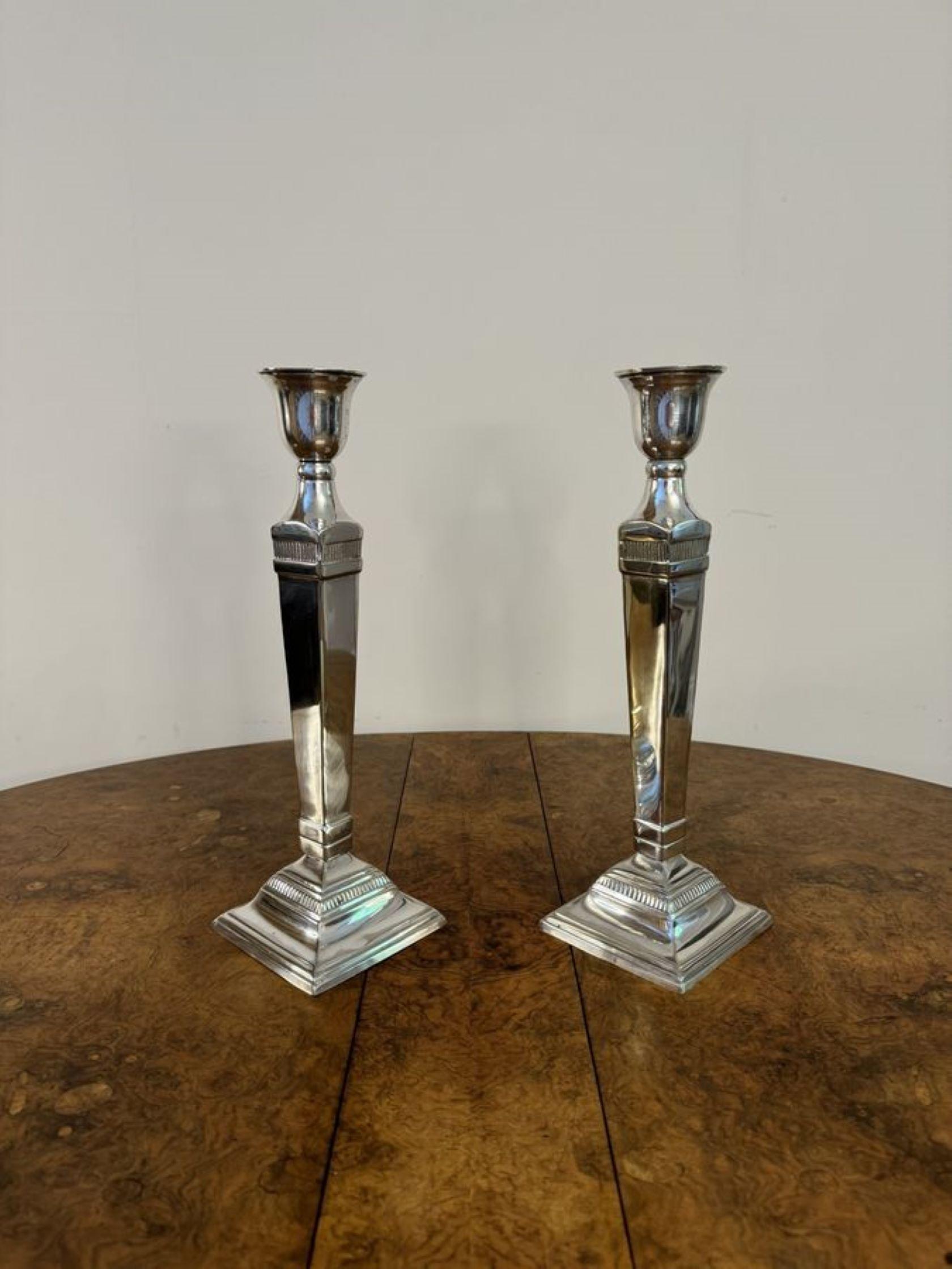 XX secolo Splendido completo antico edoardiano di cinque candelabri placcati in argento in vendita