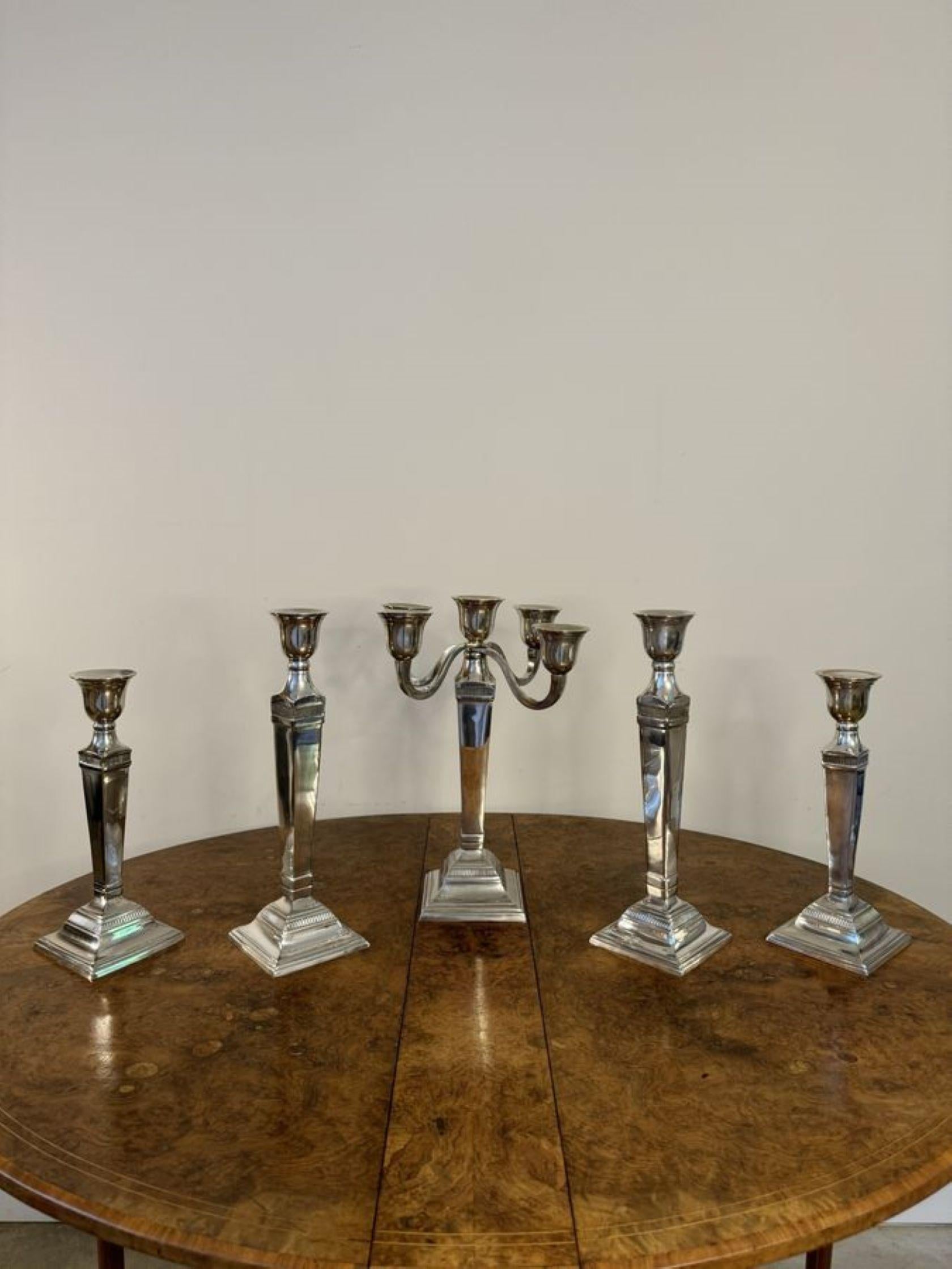 Splendido completo antico edoardiano di cinque candelabri placcati in argento in vendita 2