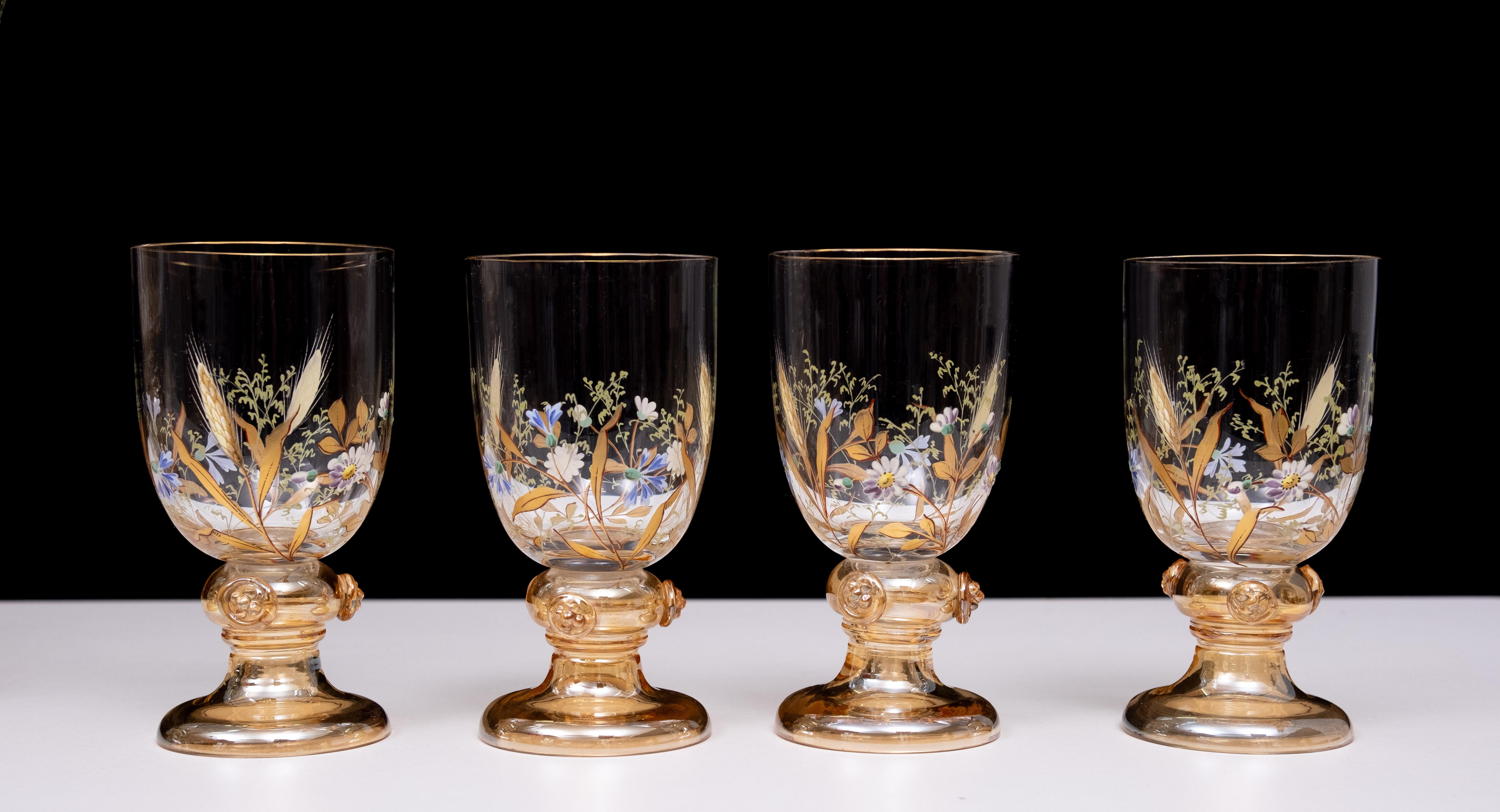 Ensemble de bols et de six verres de haute qualité. Qualité supérieure émaillée   
avec fleurs et gerbe blanche . 
8pc  Set de service pour les fruits, les desserts ou le punch.  
Très bon état.