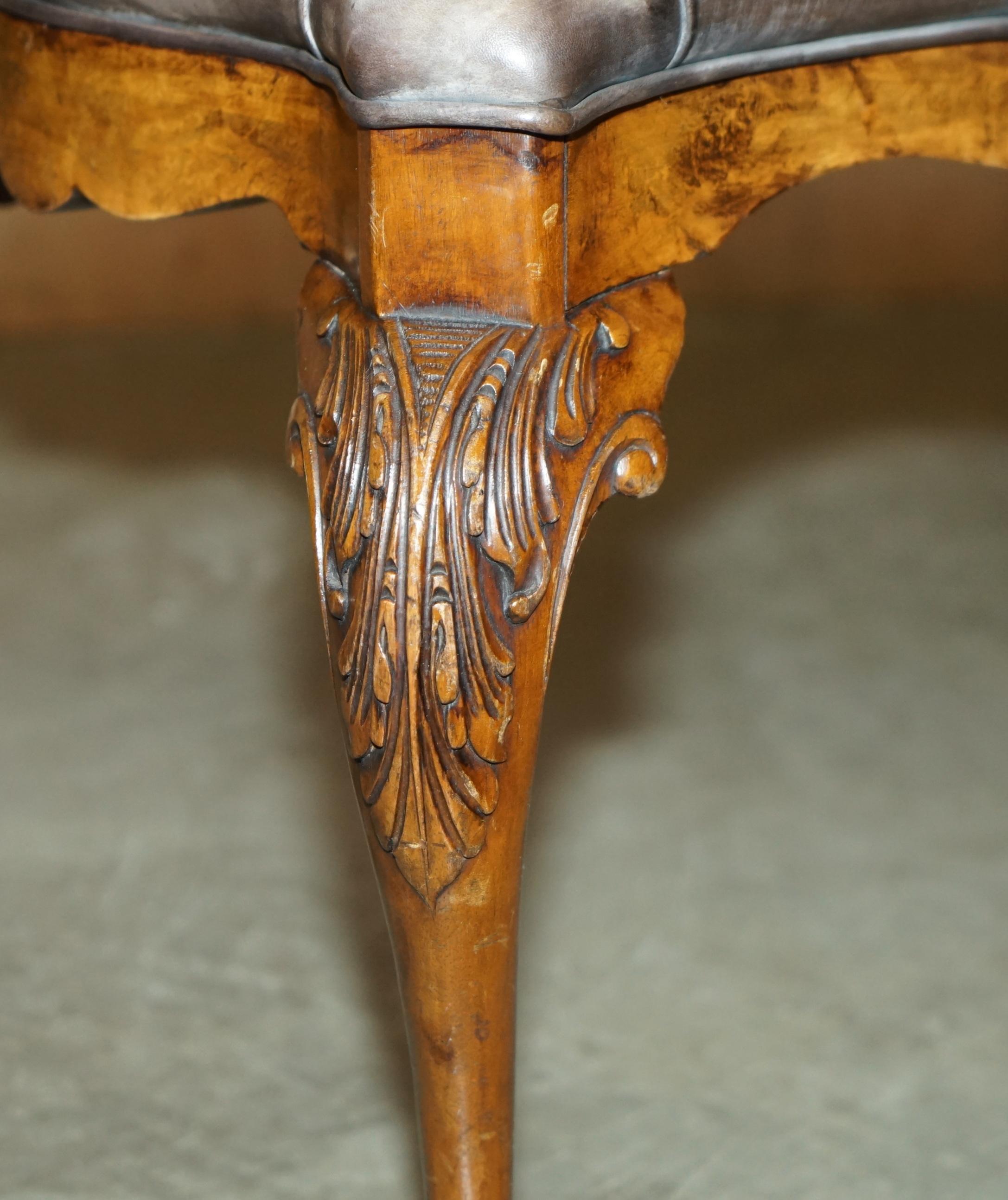 STUNNING ANTIQUE ENGLiSH BURR WALNUT BROWN LEATHER CLAW & BALL WINDOW SEATCH (panchina con finestra) in vendita 2