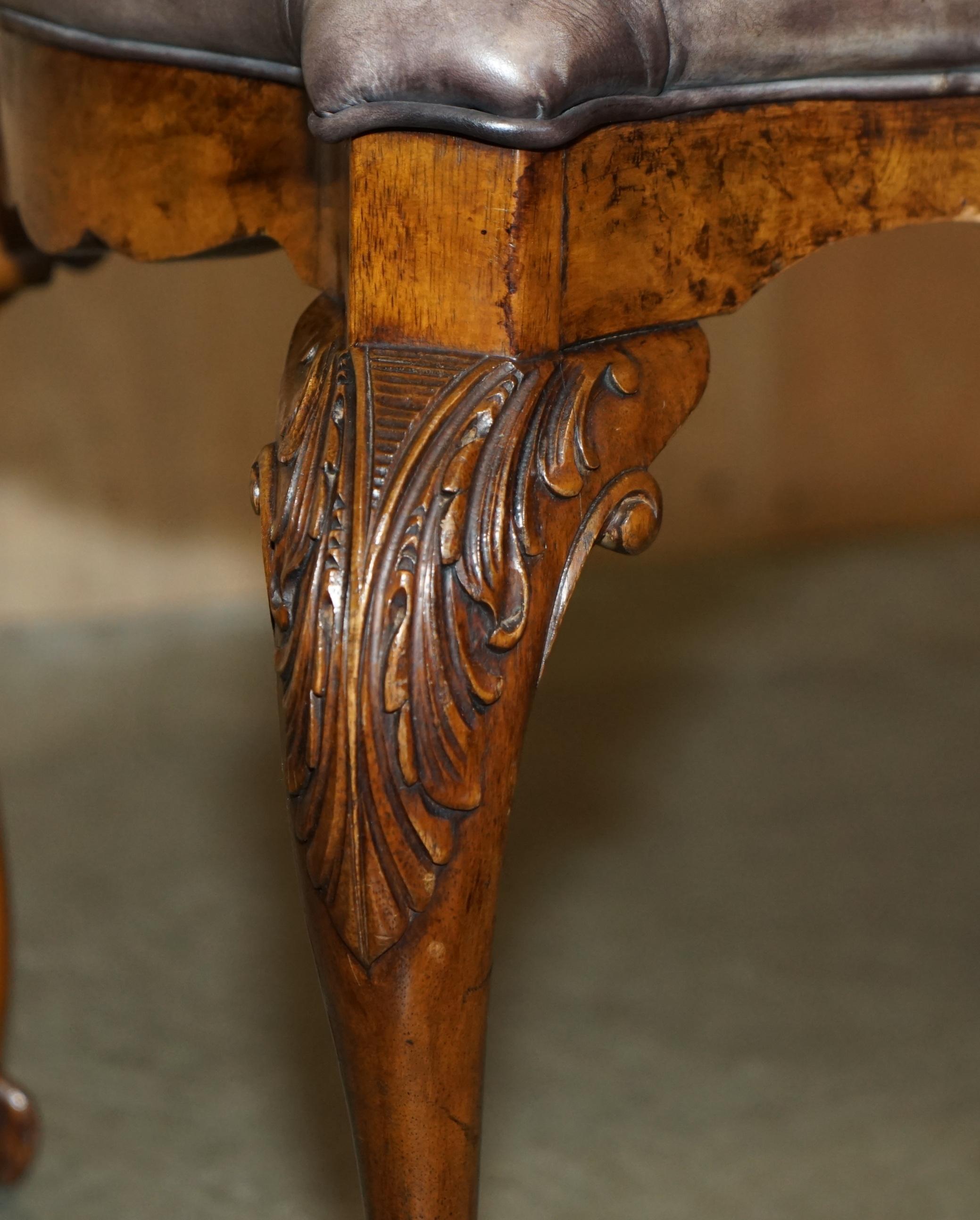 STUNNING ANTIQUE ENGLiSH BURR WALNUT BROWN LEATHER CLAW & BALL WINDOW SEATCH (panchina con finestra) in vendita 9
