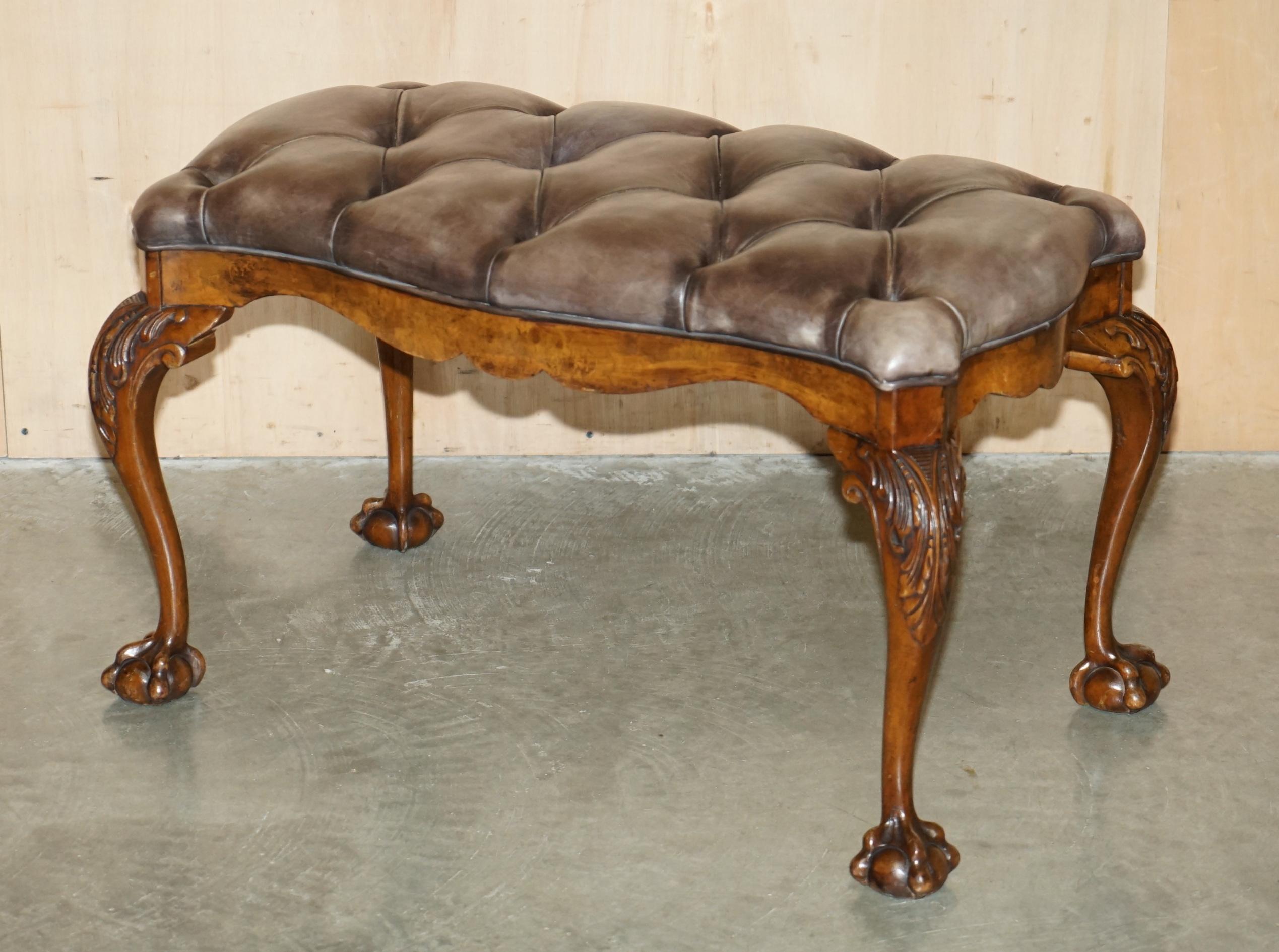 Casa Reale Antiquariato

The Royal House Antiques è lieta di offrire in vendita questa rarissima panca da pianoforte in pelle marrone Chesterfield del 1880 circa, seduta da finestra o sgabello in noce Burr d'epoca con gambe Claw & Ball Cabriolet.