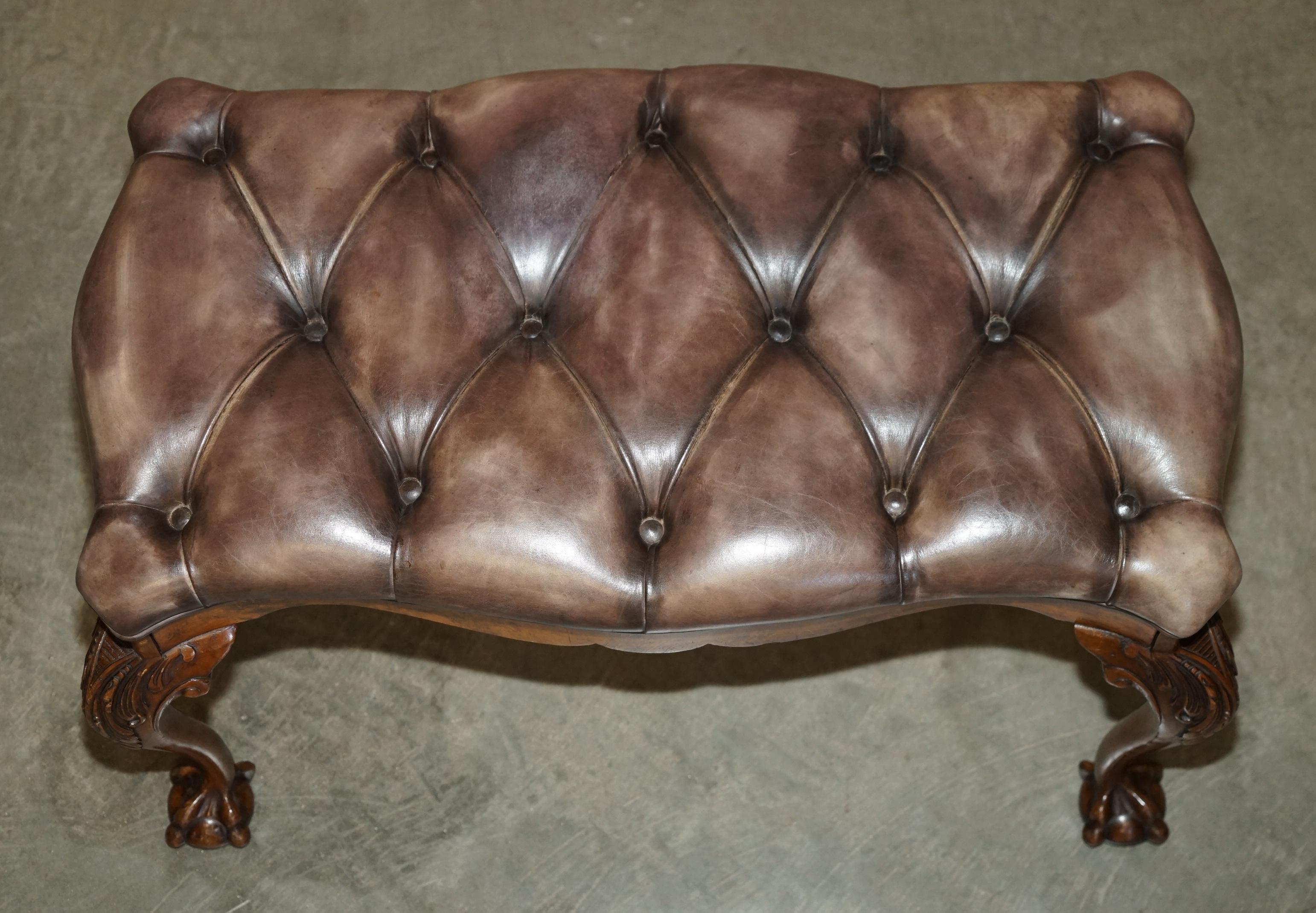 Inglese STUNNING ANTIQUE ENGLiSH BURR WALNUT BROWN LEATHER CLAW & BALL WINDOW SEATCH (panchina con finestra) in vendita