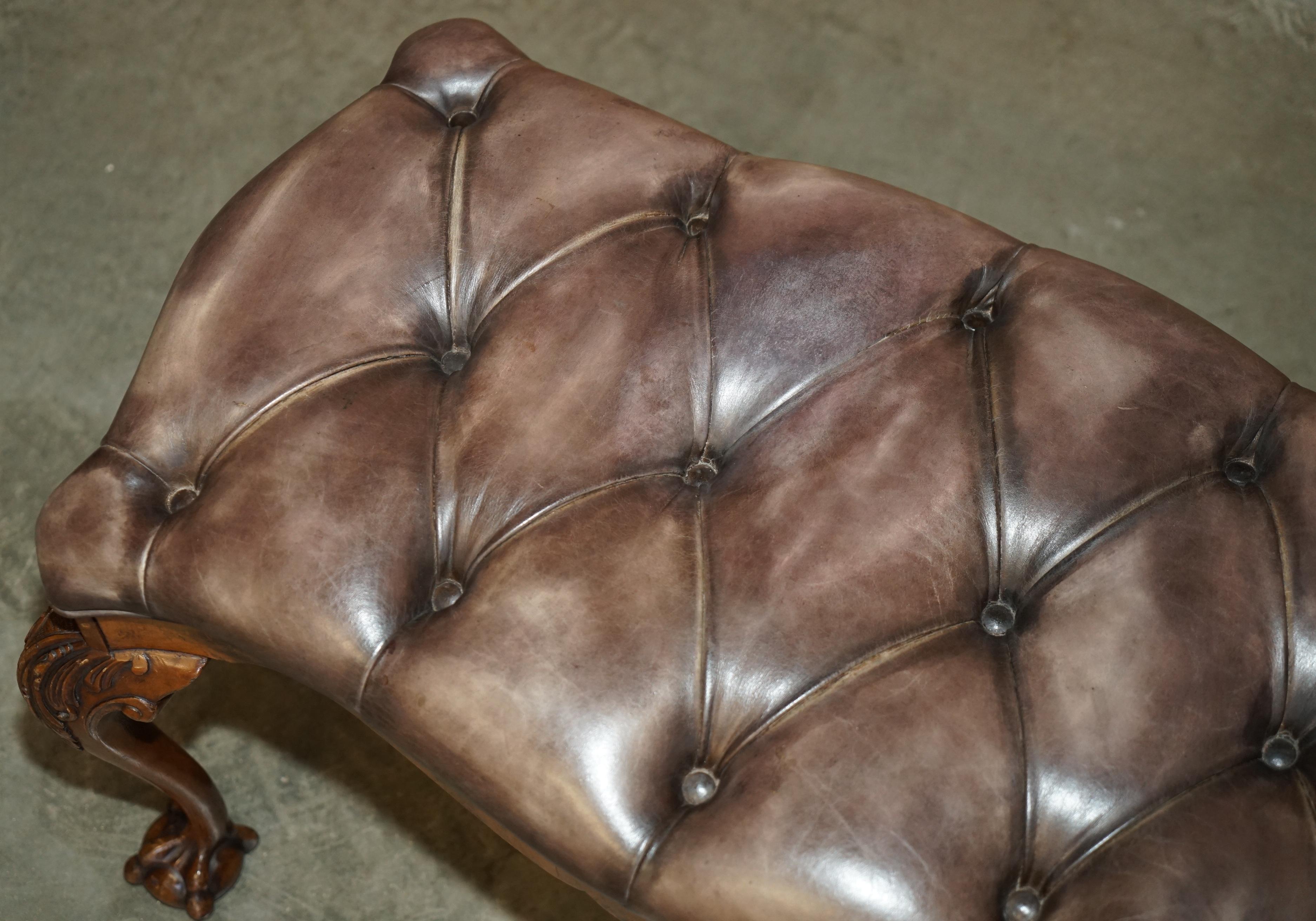 Fatto a mano STUNNING ANTIQUE ENGLiSH BURR WALNUT BROWN LEATHER CLAW & BALL WINDOW SEATCH (panchina con finestra) in vendita