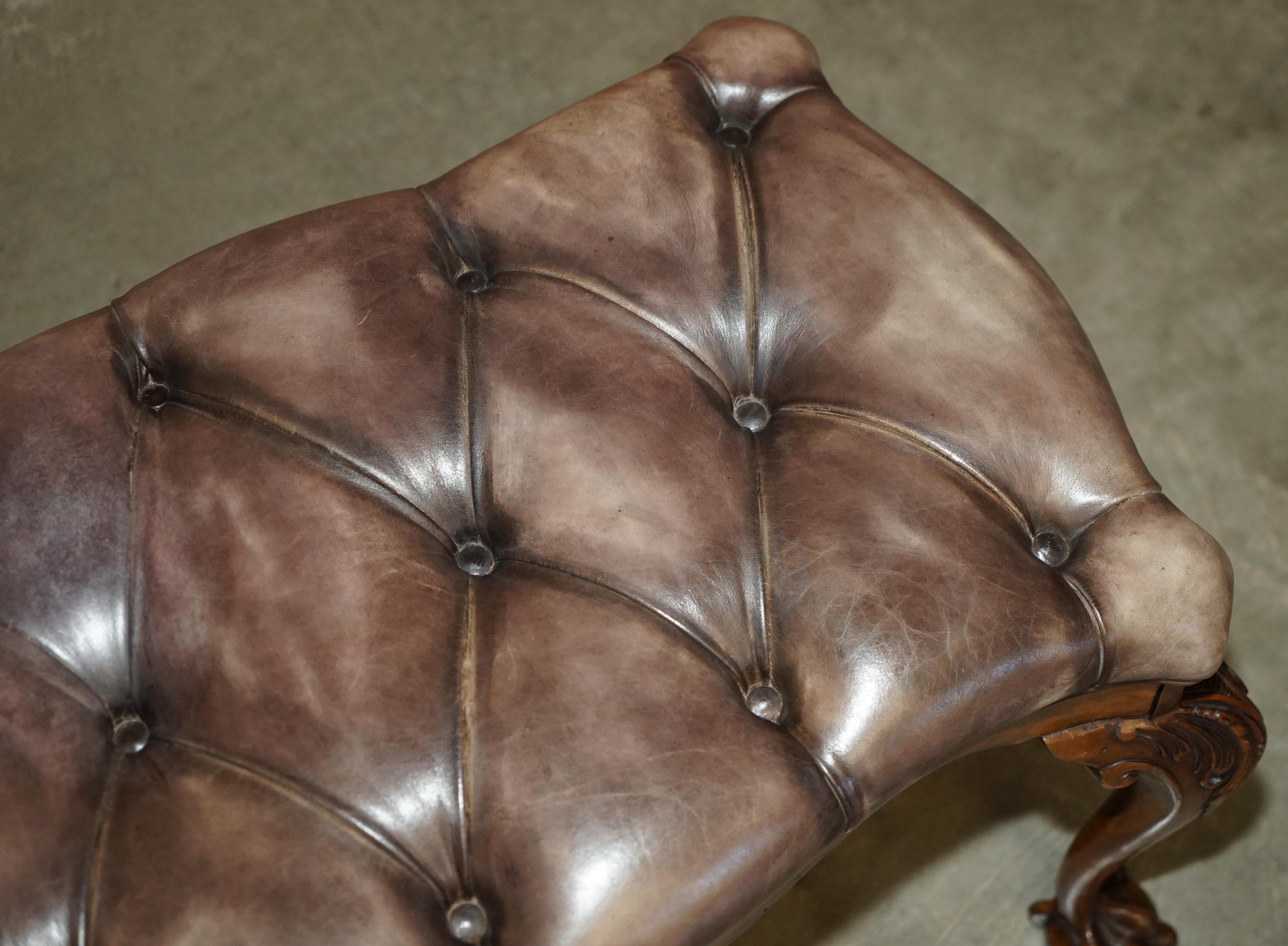 Fine XIX secolo STUNNING ANTIQUE ENGLiSH BURR WALNUT BROWN LEATHER CLAW & BALL WINDOW SEATCH (panchina con finestra) in vendita